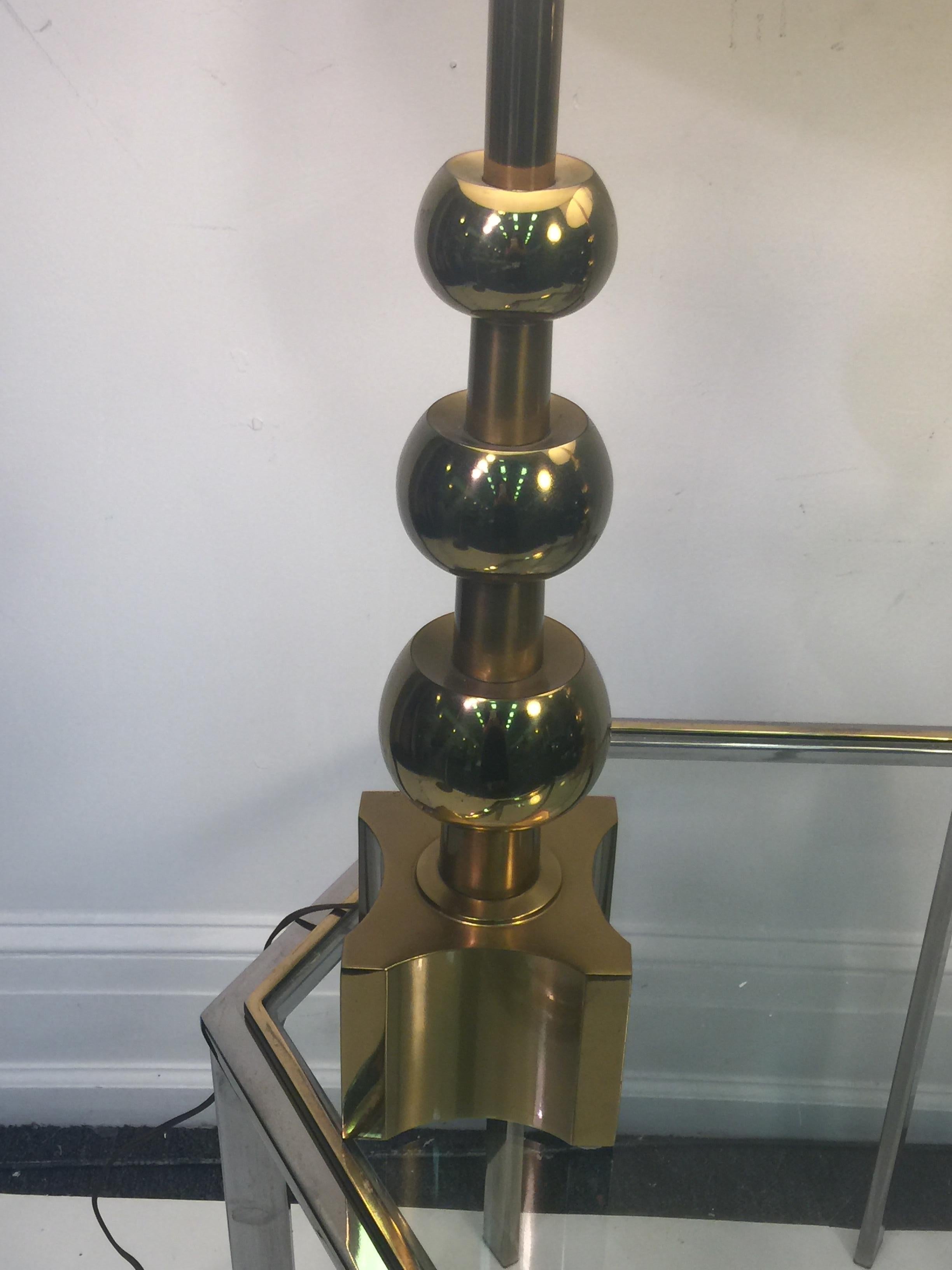 Polished Mid-Century Modernist Pair of Stacked Gold Ball Design Lamps For Sale