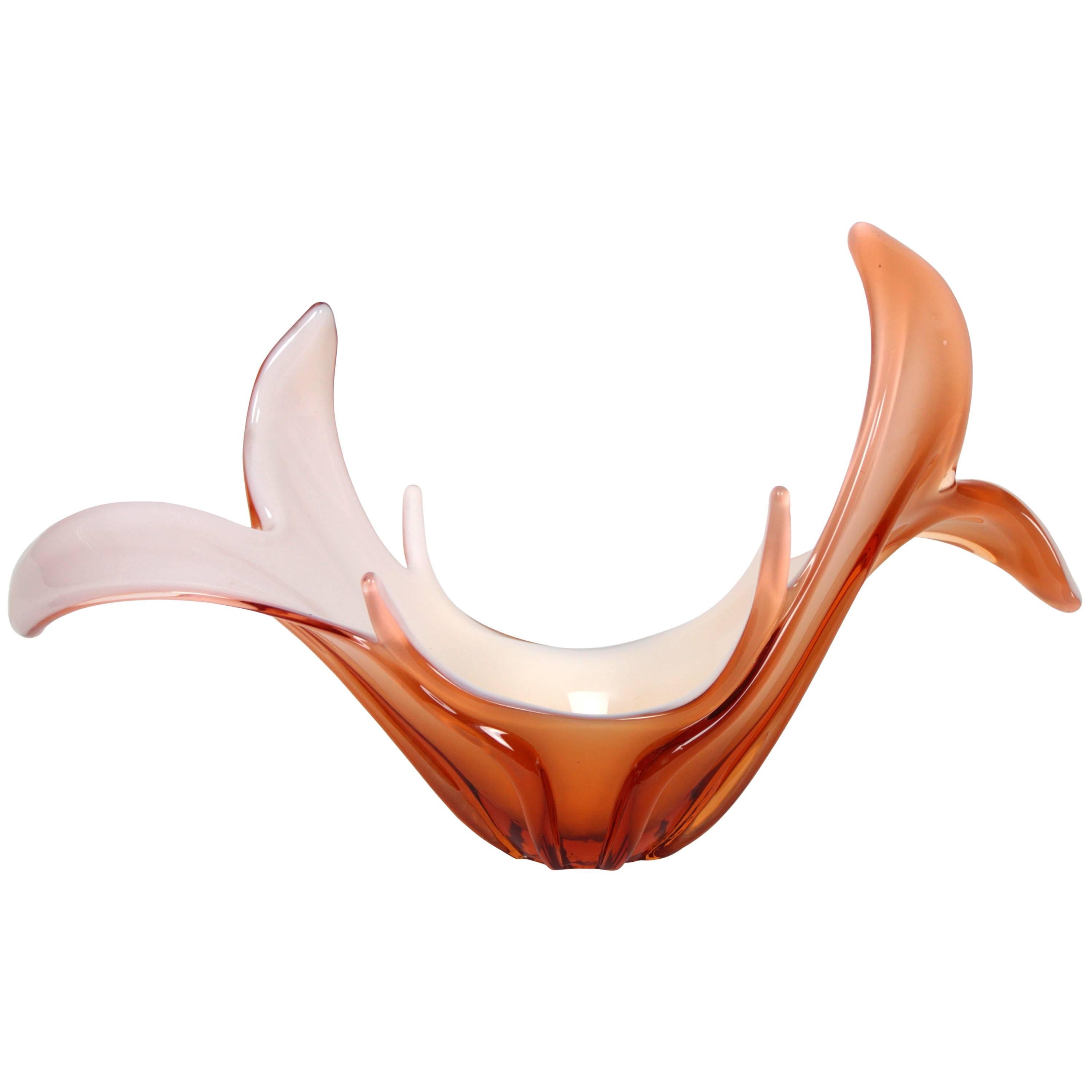 Pièce maîtresse ou vase sculptural en verre de Murano soufflé à la main dans une belle couleur rose pêche. Italie, années 1960.
Ce magnifique centre de table a un design organique, la partie intérieure est faite en verre blanc opalin et la partie