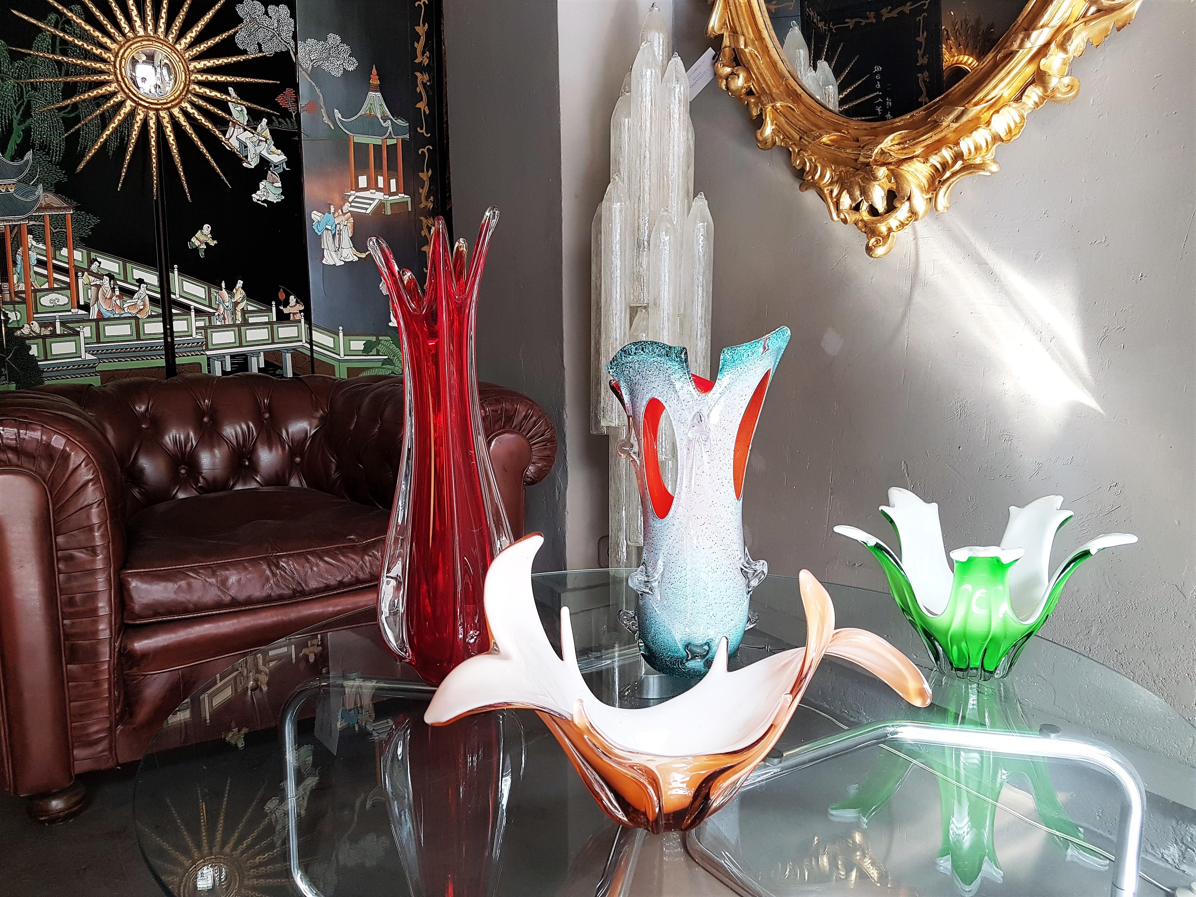 Mid-Century Modern Centre de table / Vase en verre d'art Murano rose pêche & blanc opalin en vente