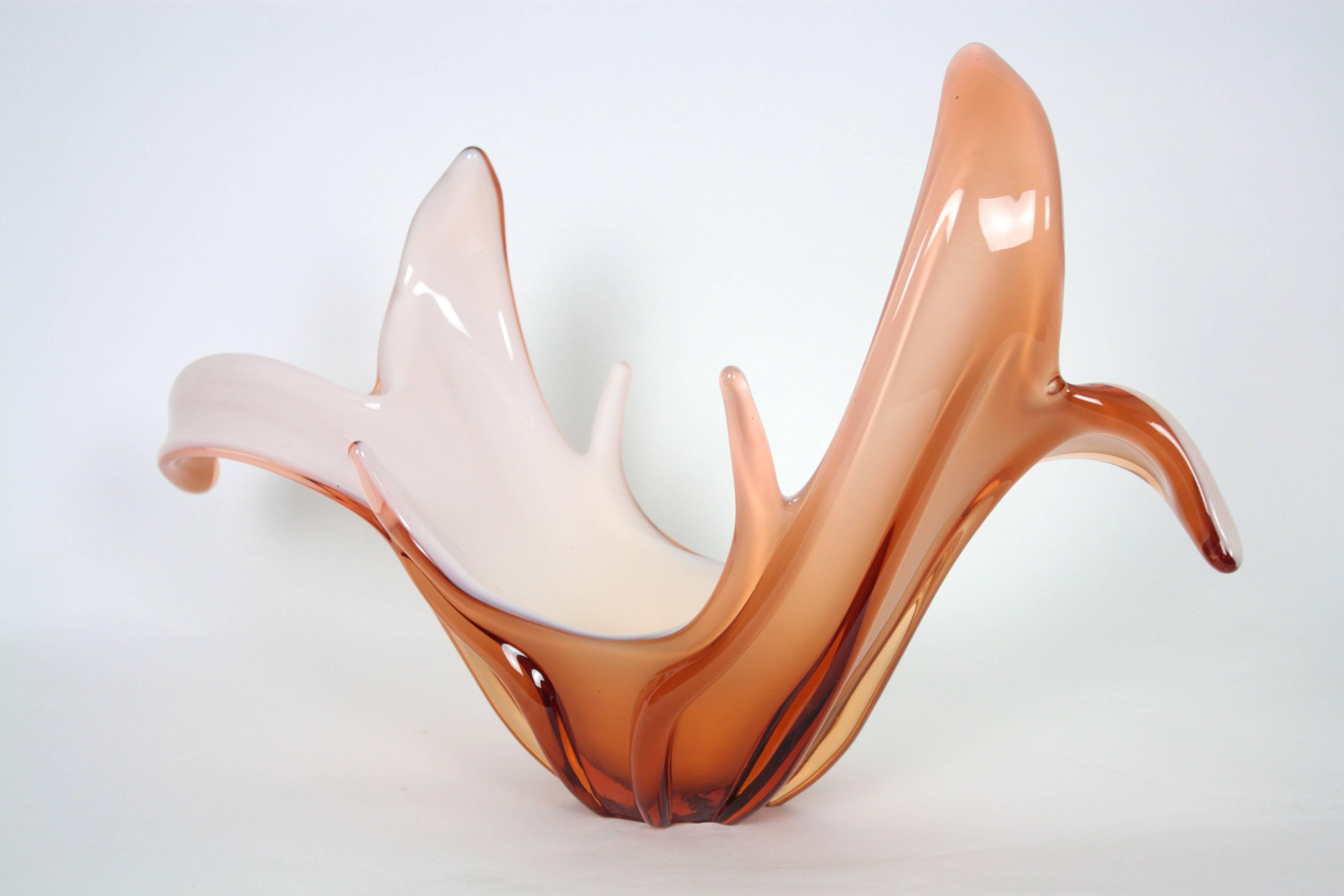 italien Centre de table / Vase en verre d'art Murano rose pêche & blanc opalin en vente