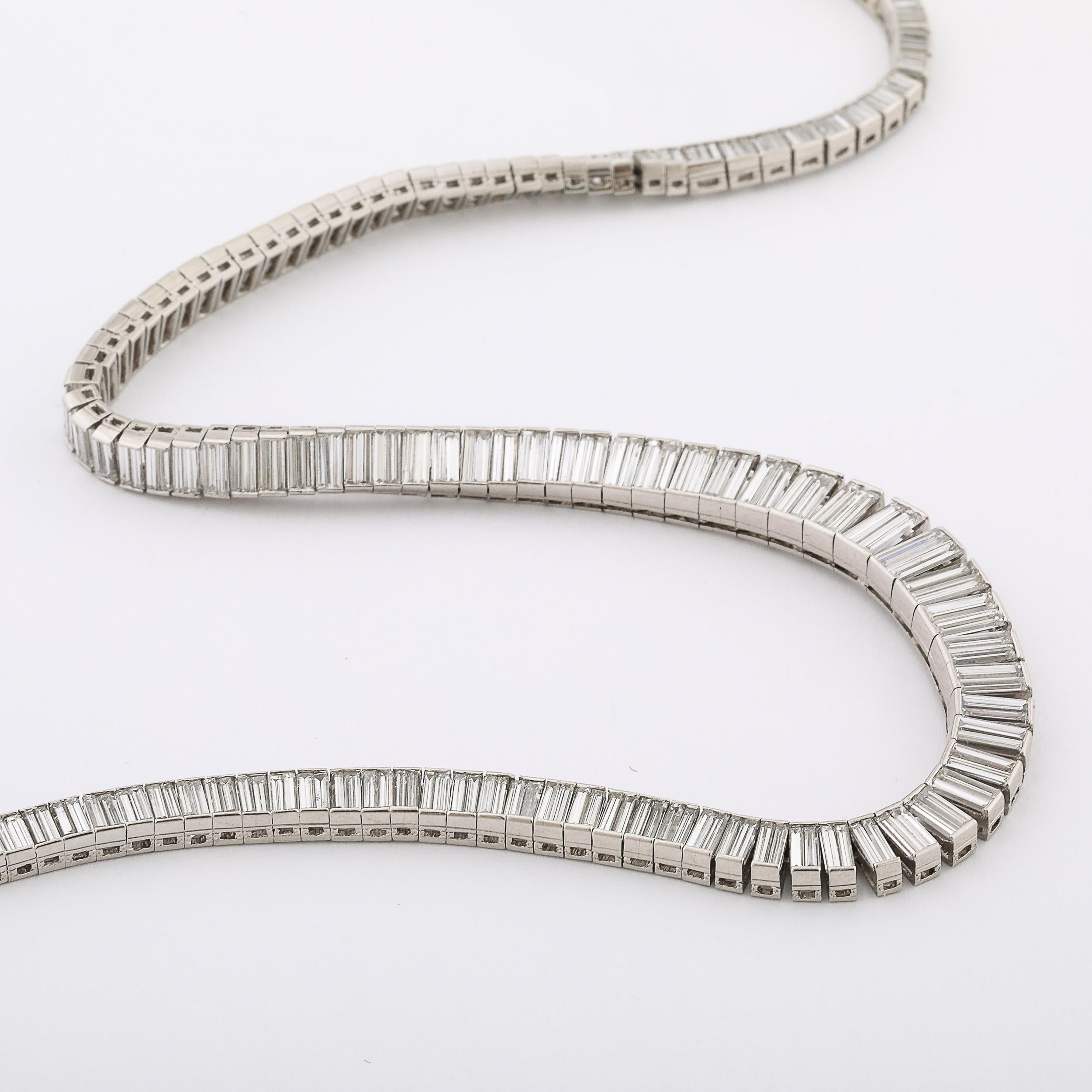 Collana modernista di metà secolo in platino e 388 diamanti taglio baguette graduati in vendita 4