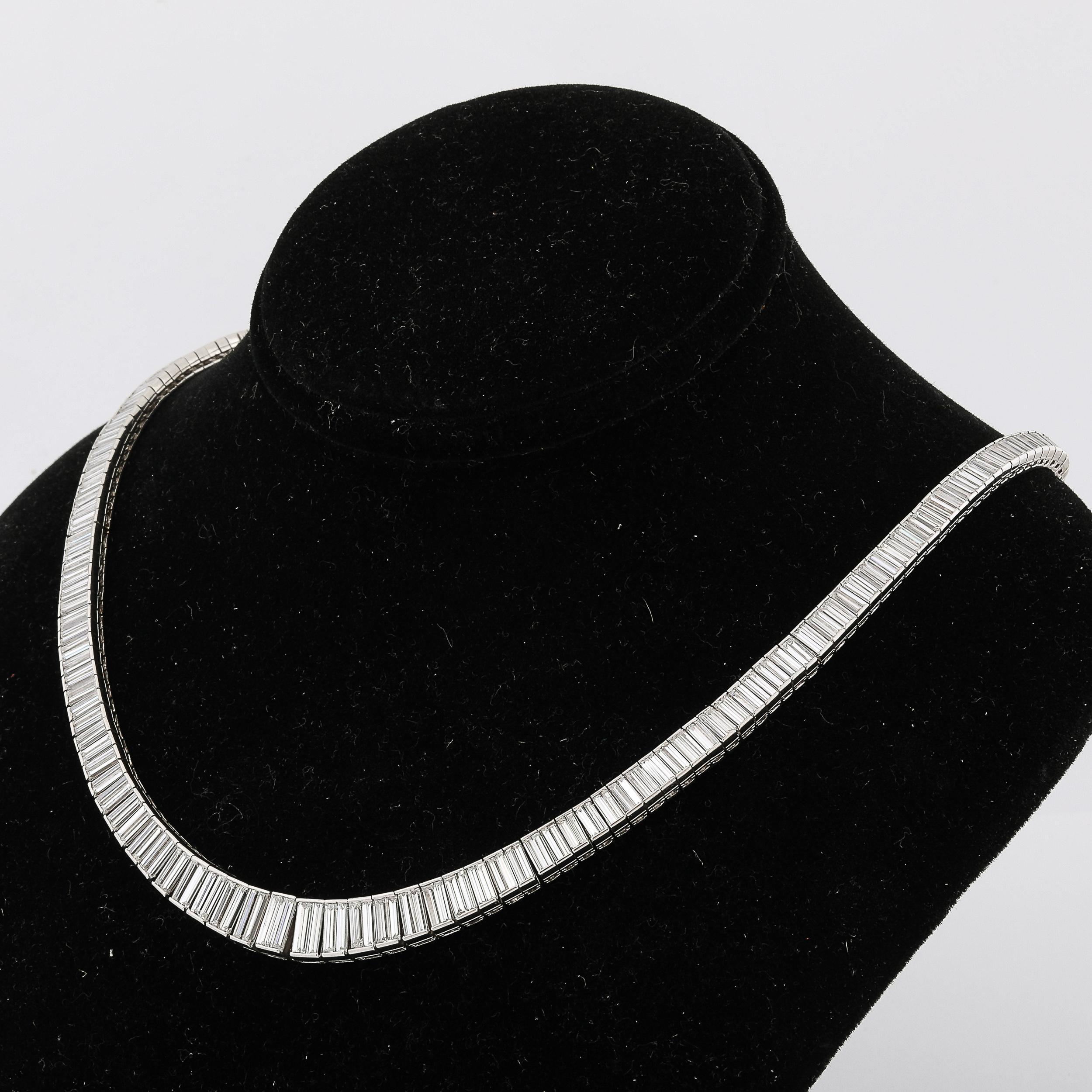 Modernista Collana modernista di metà secolo in platino e 388 diamanti taglio baguette graduati in vendita
