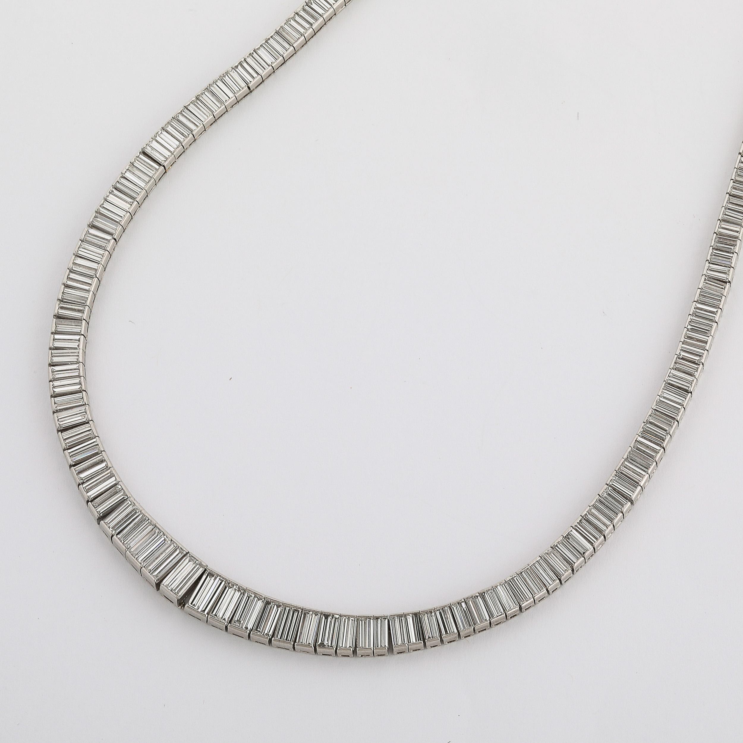 Collana modernista di metà secolo in platino e 388 diamanti taglio baguette graduati in vendita 1