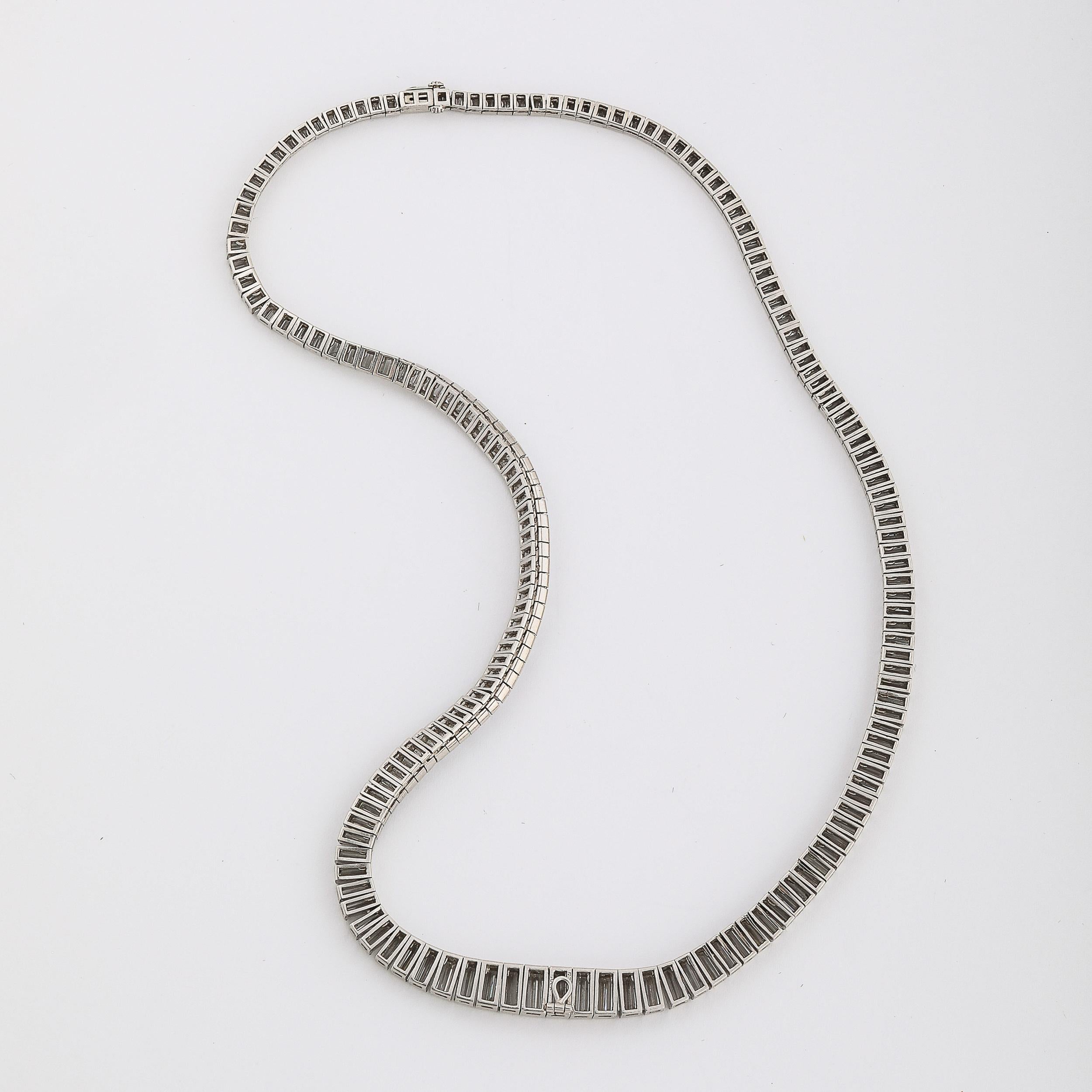 Collana modernista di metà secolo in platino e 388 diamanti taglio baguette graduati in vendita 2