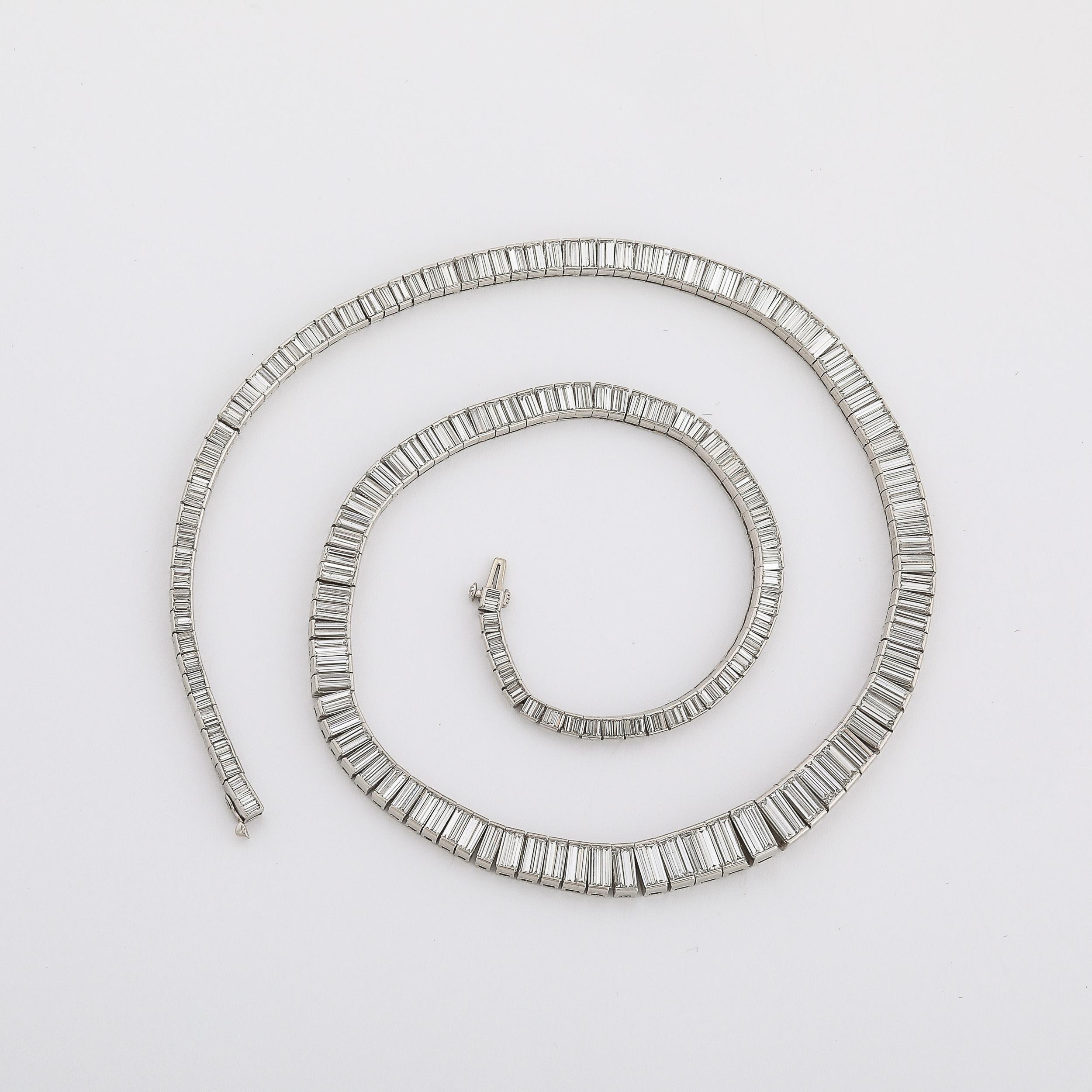 Collana modernista di metà secolo in platino e 388 diamanti taglio baguette graduati in vendita 3