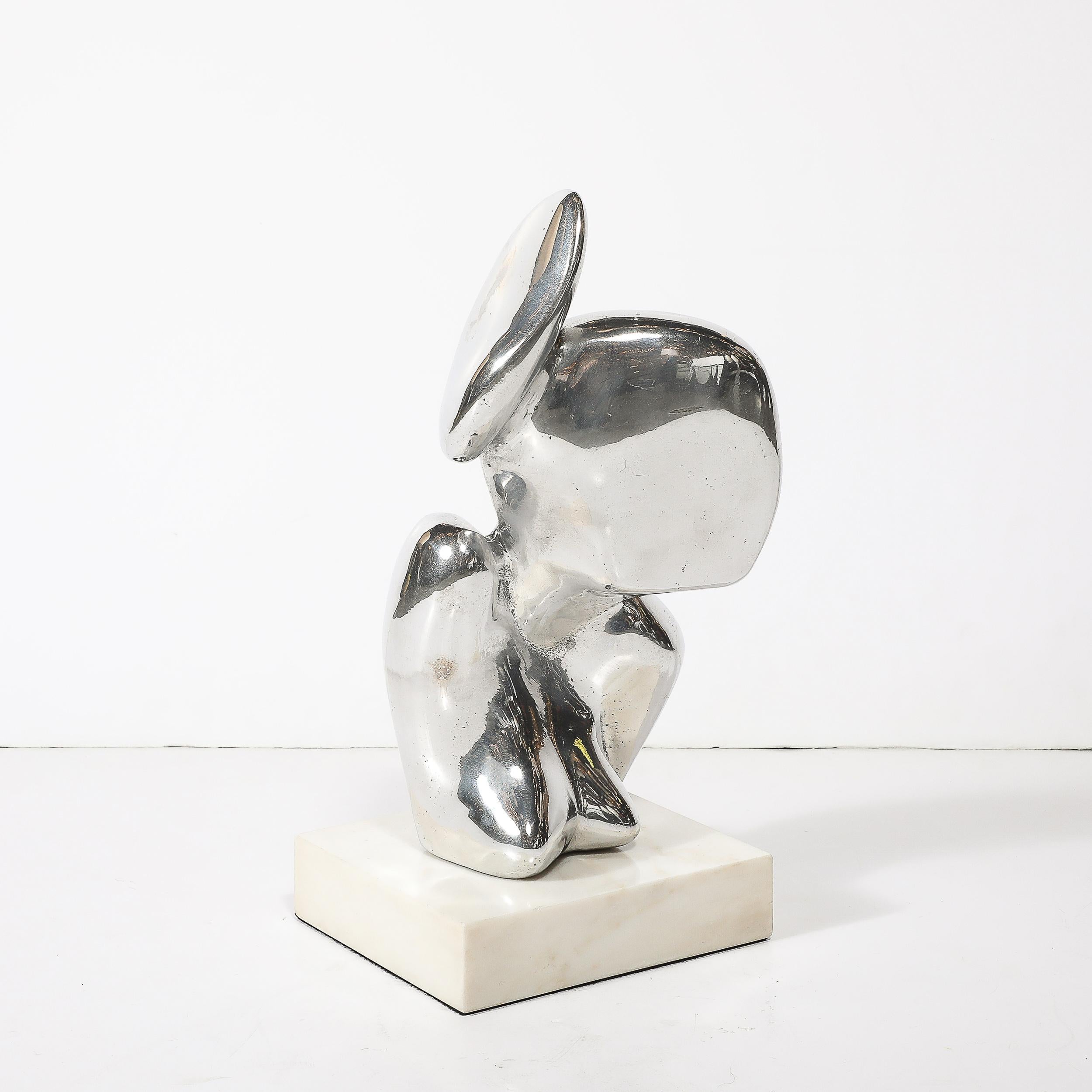 Mid-Century moderno Scultura astratta in alluminio lucido della metà del secolo scorso su base in marmo firmata in vendita