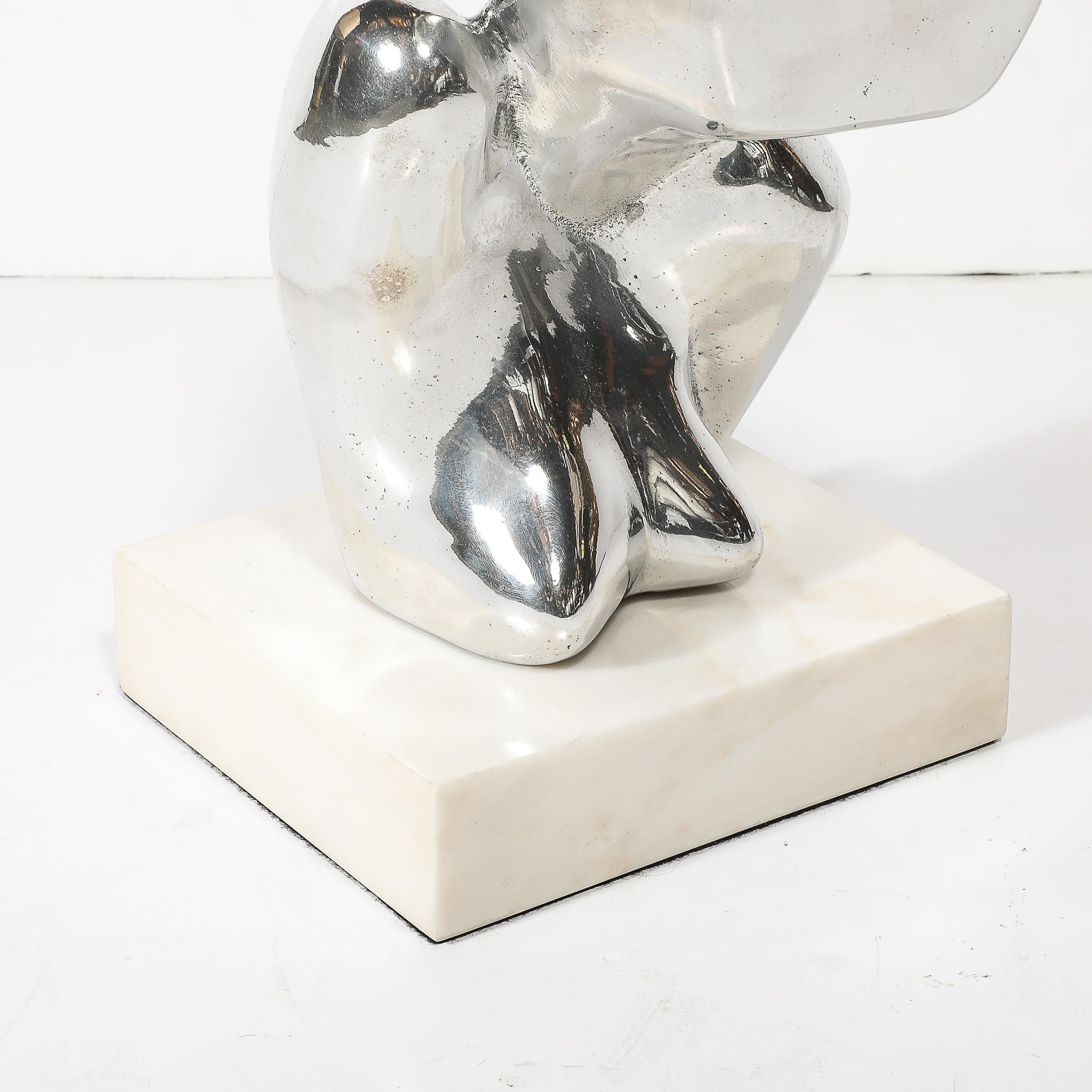Americano Scultura astratta in alluminio lucido della metà del secolo scorso su base in marmo firmata in vendita