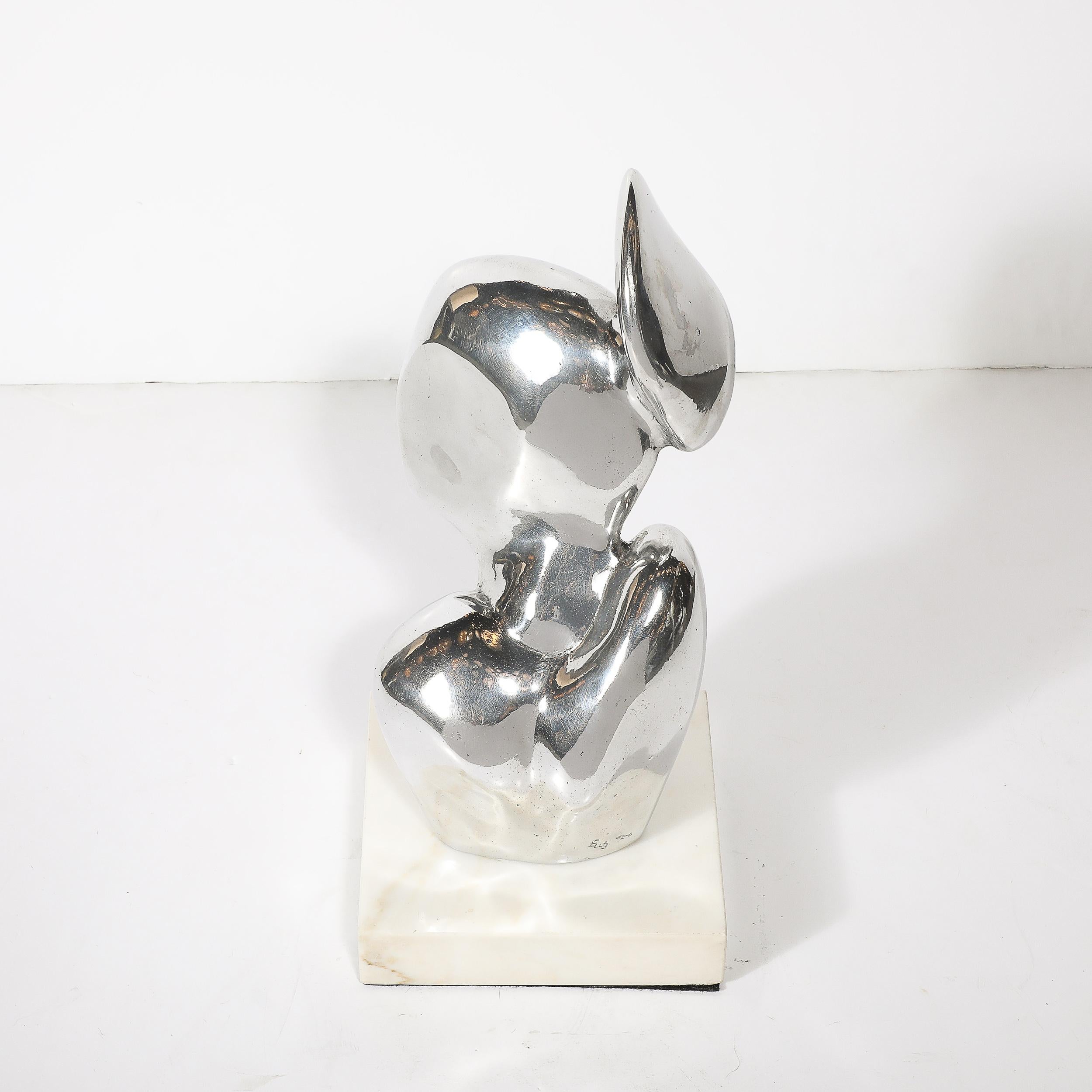 Fine XX secolo Scultura astratta in alluminio lucido della metà del secolo scorso su base in marmo firmata in vendita