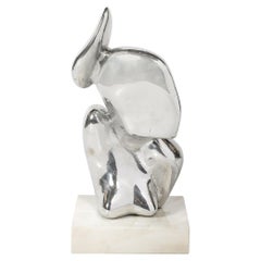 Scultura astratta in alluminio lucido della metà del secolo scorso su base in marmo firmata