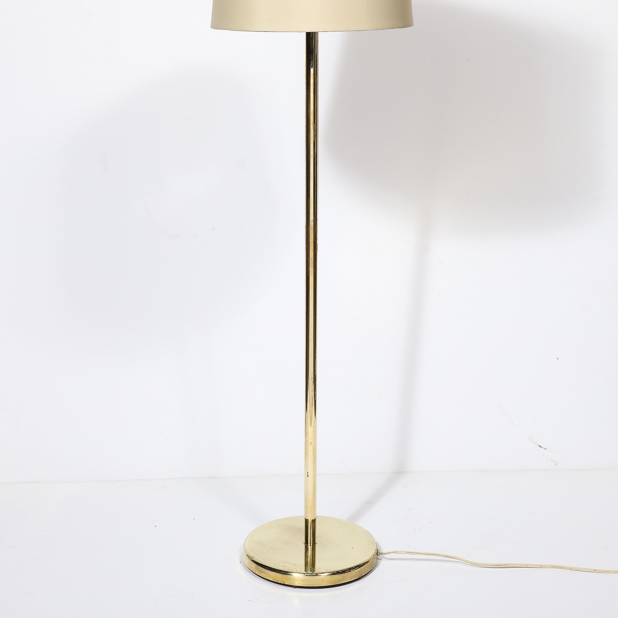 Mid-Century moderno Lampada da terra in ottone lucido di Walter Von Nessen, modernista di metà secolo in vendita