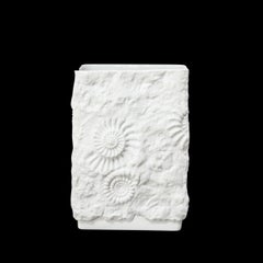 Jarrón de porcelana modernista de mediados de siglo con motivo fósil texturizado de Kaiser