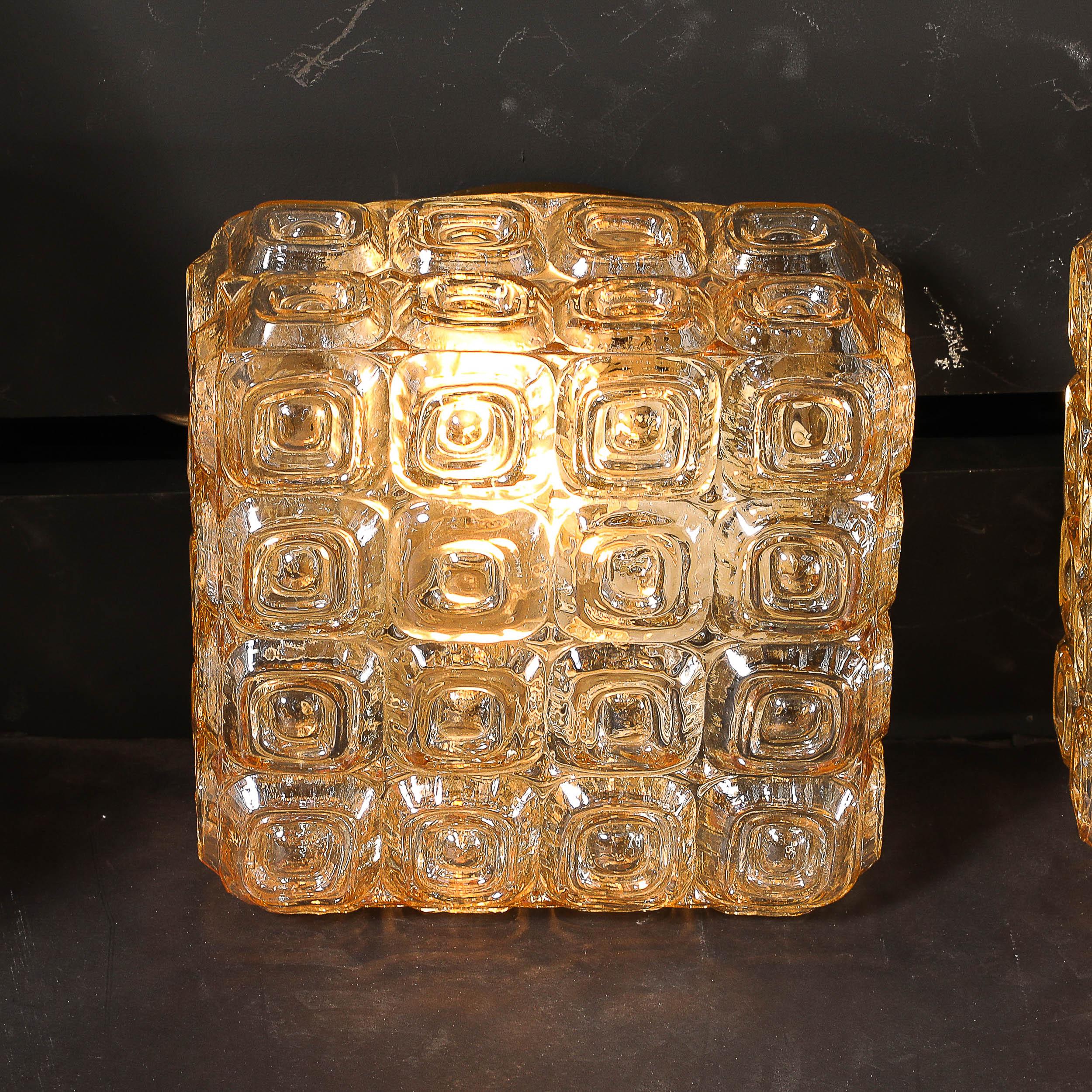 Lustres en verre ambre pressé géométrique pour montage en affleurement, modernité du milieu du siècle en vente 11