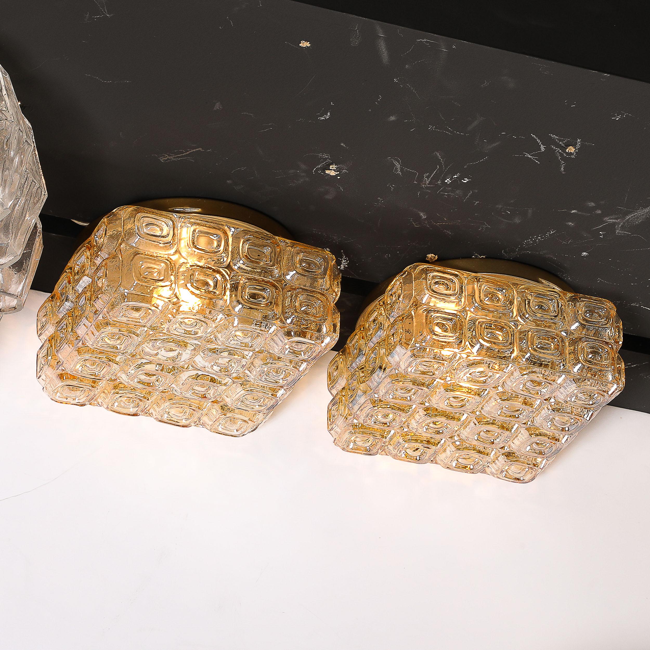 Mid-Century Modern Lustres en verre ambre pressé géométrique pour montage en affleurement, modernité du milieu du siècle en vente