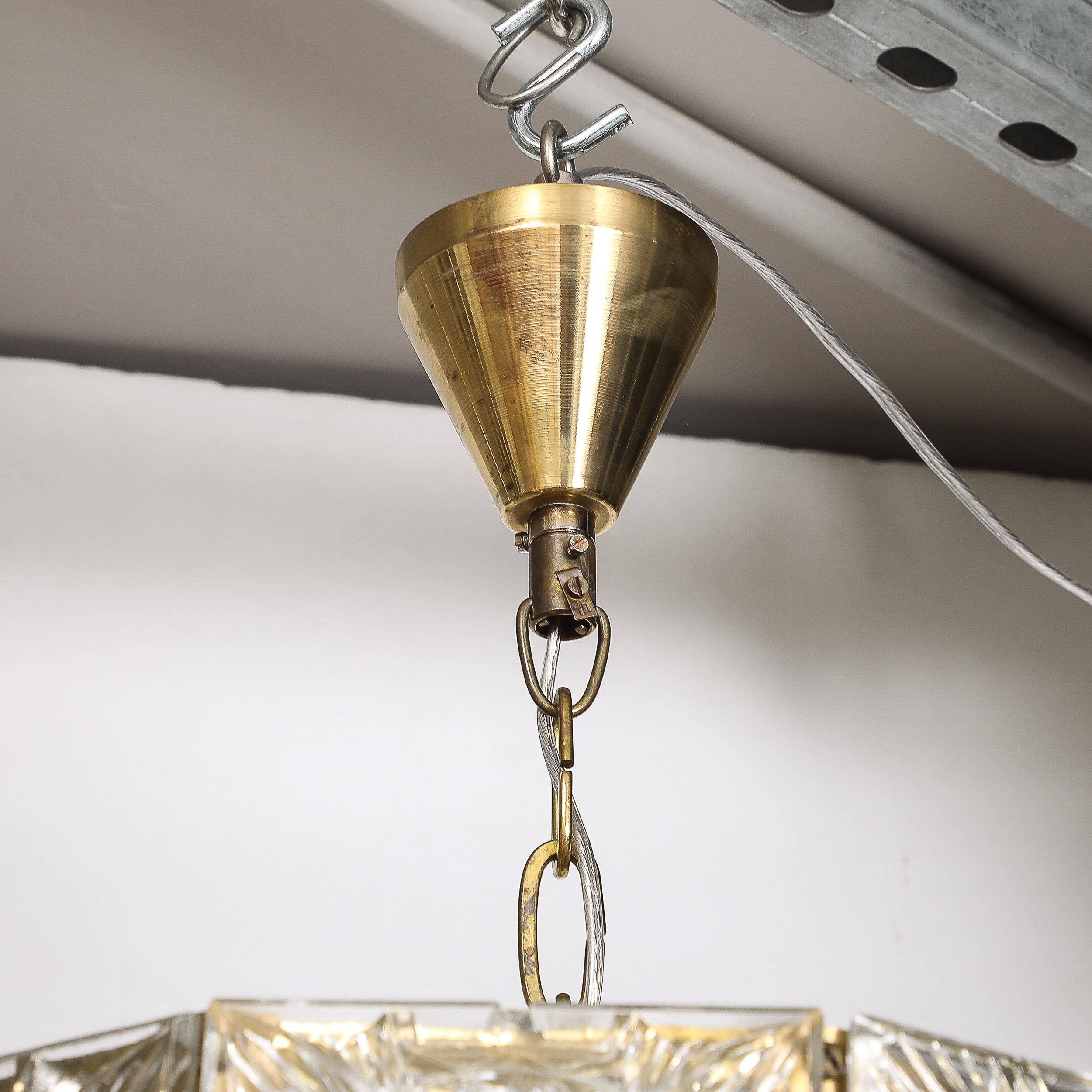 Lampadario a sospensione in vetro pressato di metà secolo con diffusore smerigliato In condizioni ottime in vendita a New York, NY