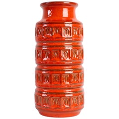 Vase rouge ouest-allemand moderniste du milieu du siècle par Scheurich Keramik:: vers 1970