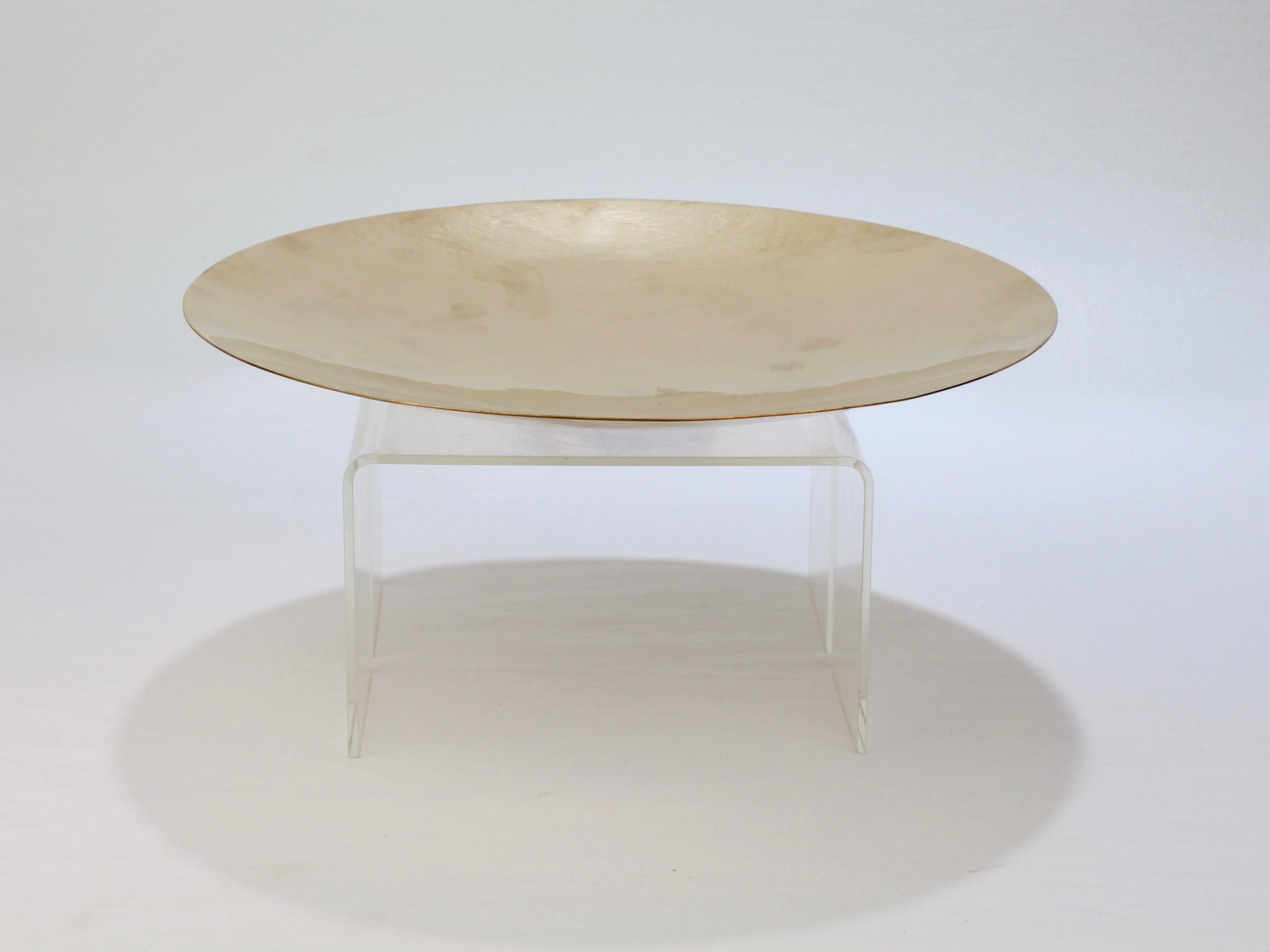 Mitte des Jahrhunderts Modernist Ronald Hayes Pearson Spun Brass Footed Platte oder Kuchen Stand (Moderne) im Angebot