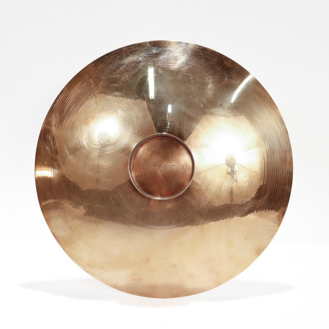 Mitte des Jahrhunderts Modernist Ronald Hayes Pearson Spun Brass Footed Platte oder Kuchen Stand im Angebot 2