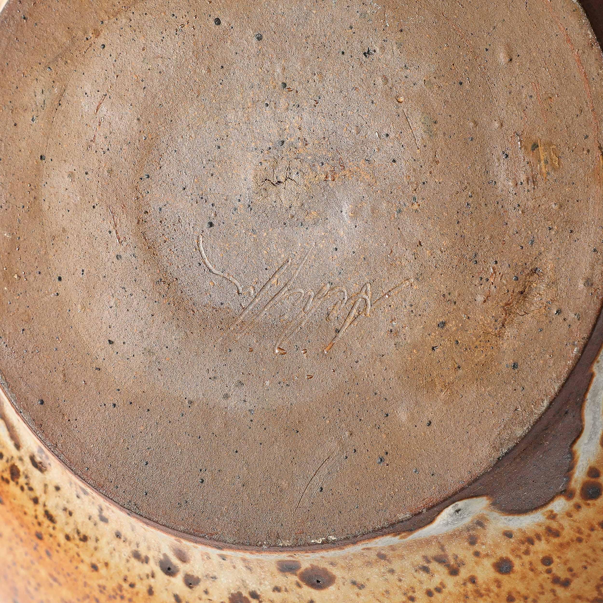 Runde, gesprenkelte, erdfarbene Mid-Century-Modern-Keramikvase mit konisch zulaufendem Hals im Angebot 6