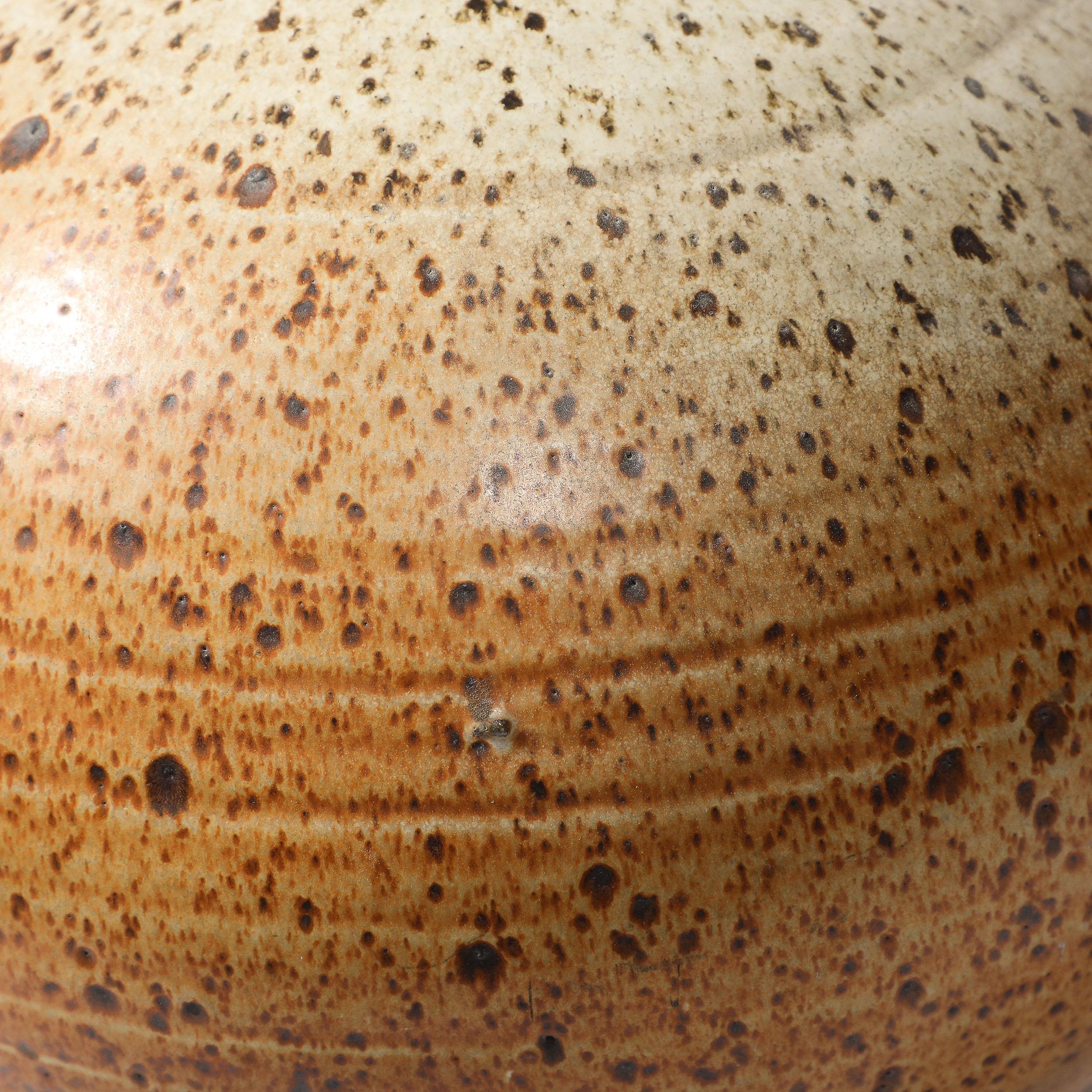 Runde, gesprenkelte, erdfarbene Mid-Century-Modern-Keramikvase mit konisch zulaufendem Hals im Angebot 9