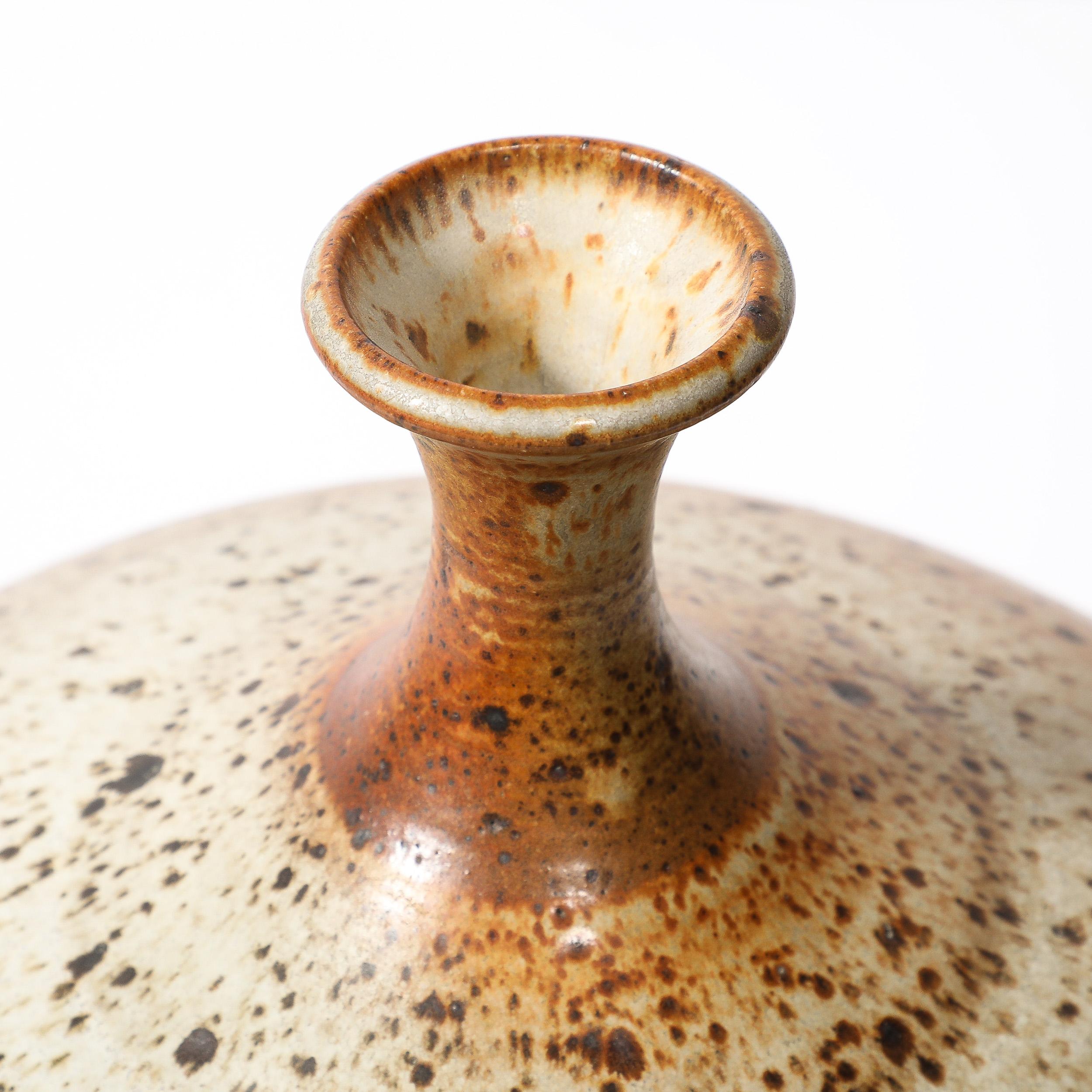 Mid-Century Modernist Round Speckled Earth Tone Ceramic Vase w/ Tapered Neck In Excellent Condition For Sale In New York, NY