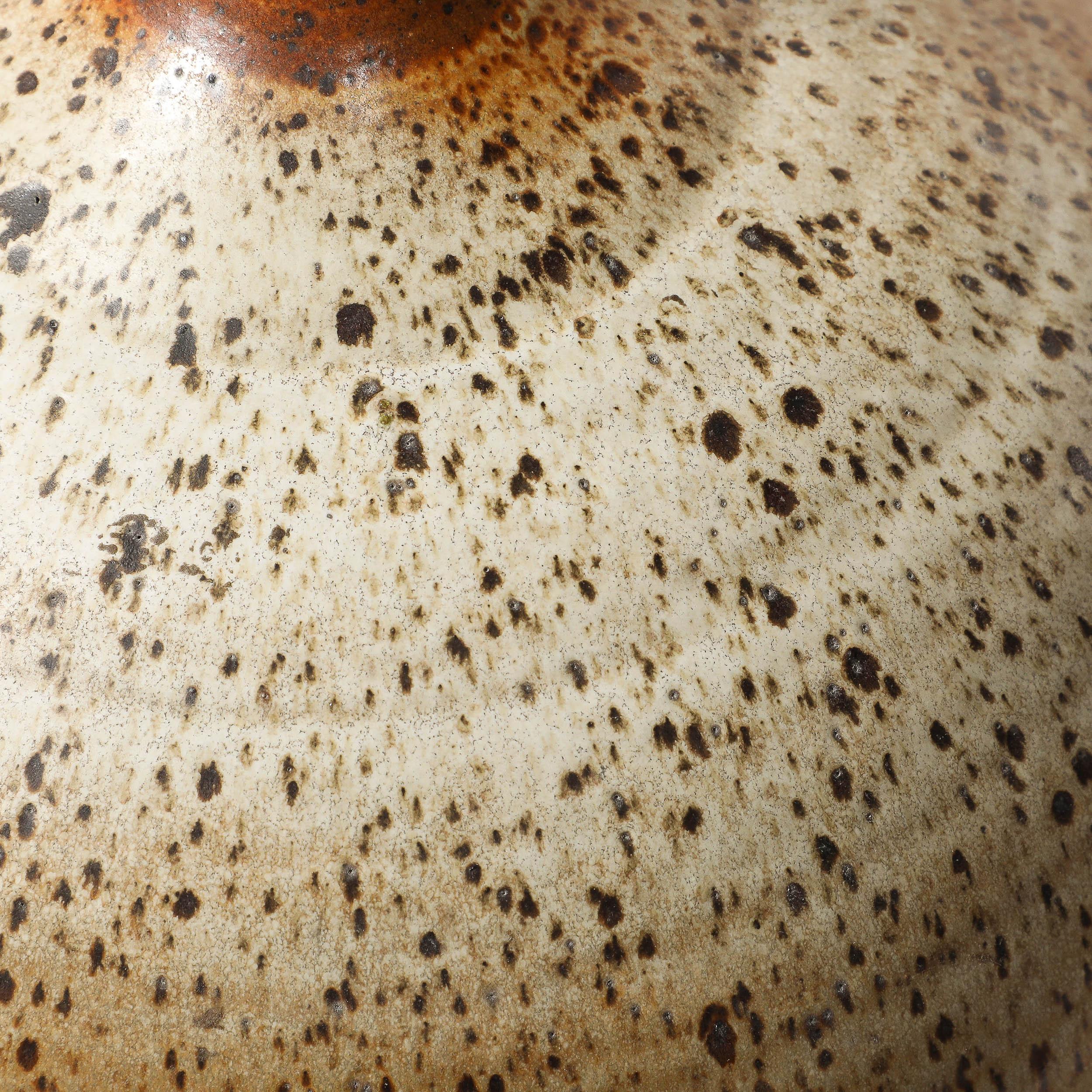 Vase rond en céramique mouchetée de couleur terre, moderniste du milieu du siècle dernier, avec col fuselé en vente 1