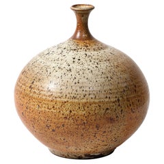 Runde, gesprenkelte, erdfarbene Mid-Century-Modern-Keramikvase mit konisch zulaufendem Hals