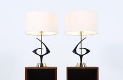 Sapientemente restaurate - Lampade da tavolo moderniste in ottone scolpito di Rembrandt Lamp Co