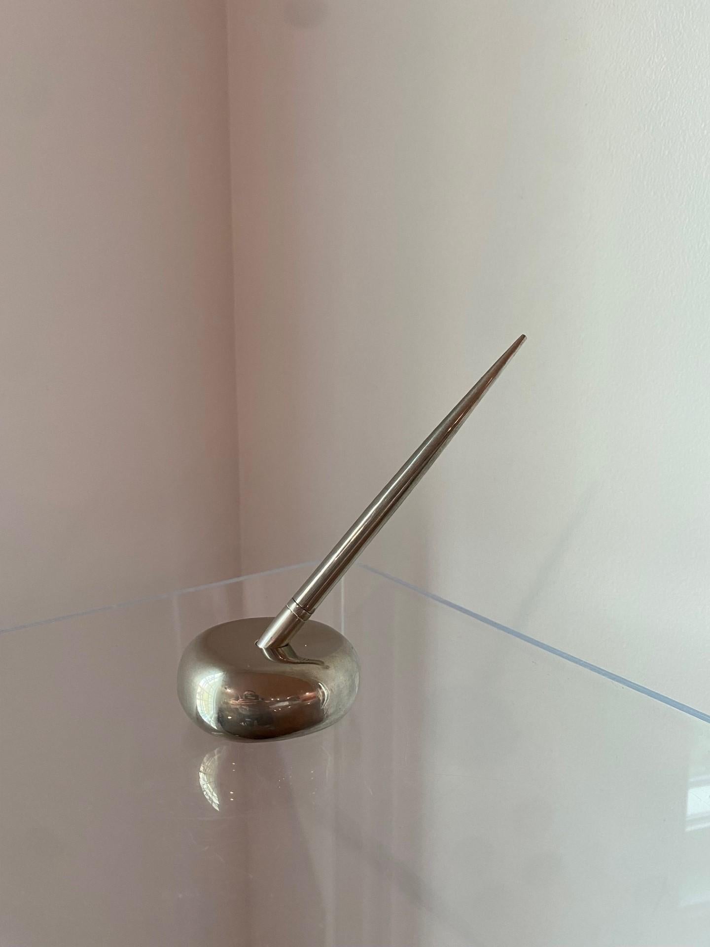 Incredibly sculptural and aerodynamic piece of writing.  This beautiful vintage mid-century piece is a great addition to anyone with a passion for mid-century design.  The dynamic pen, sculpturally conjoins with its substantial base that is also an