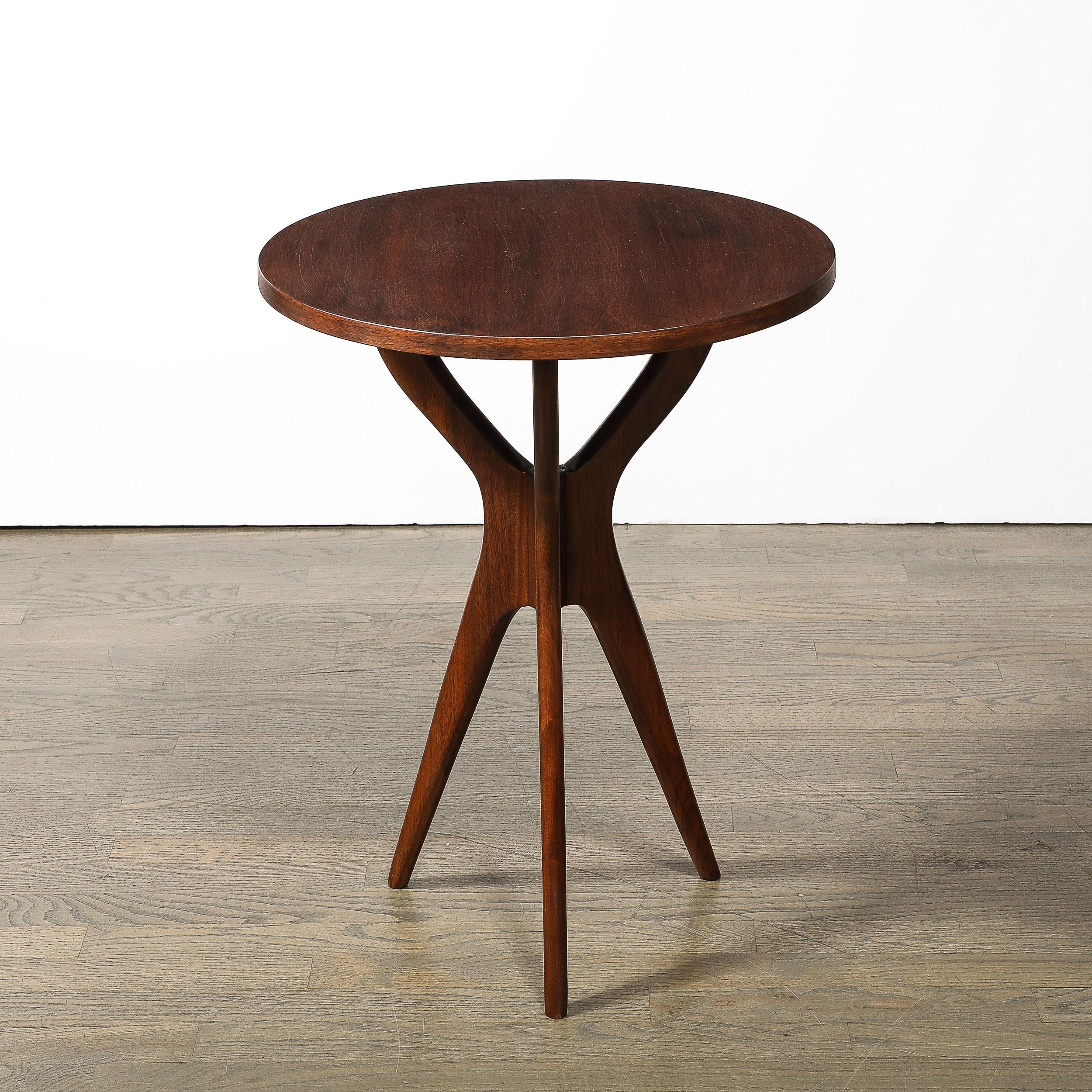 Table d'appoint sculpturale en noyer du milieu du siècle par Adrian Pearsall en vente 3