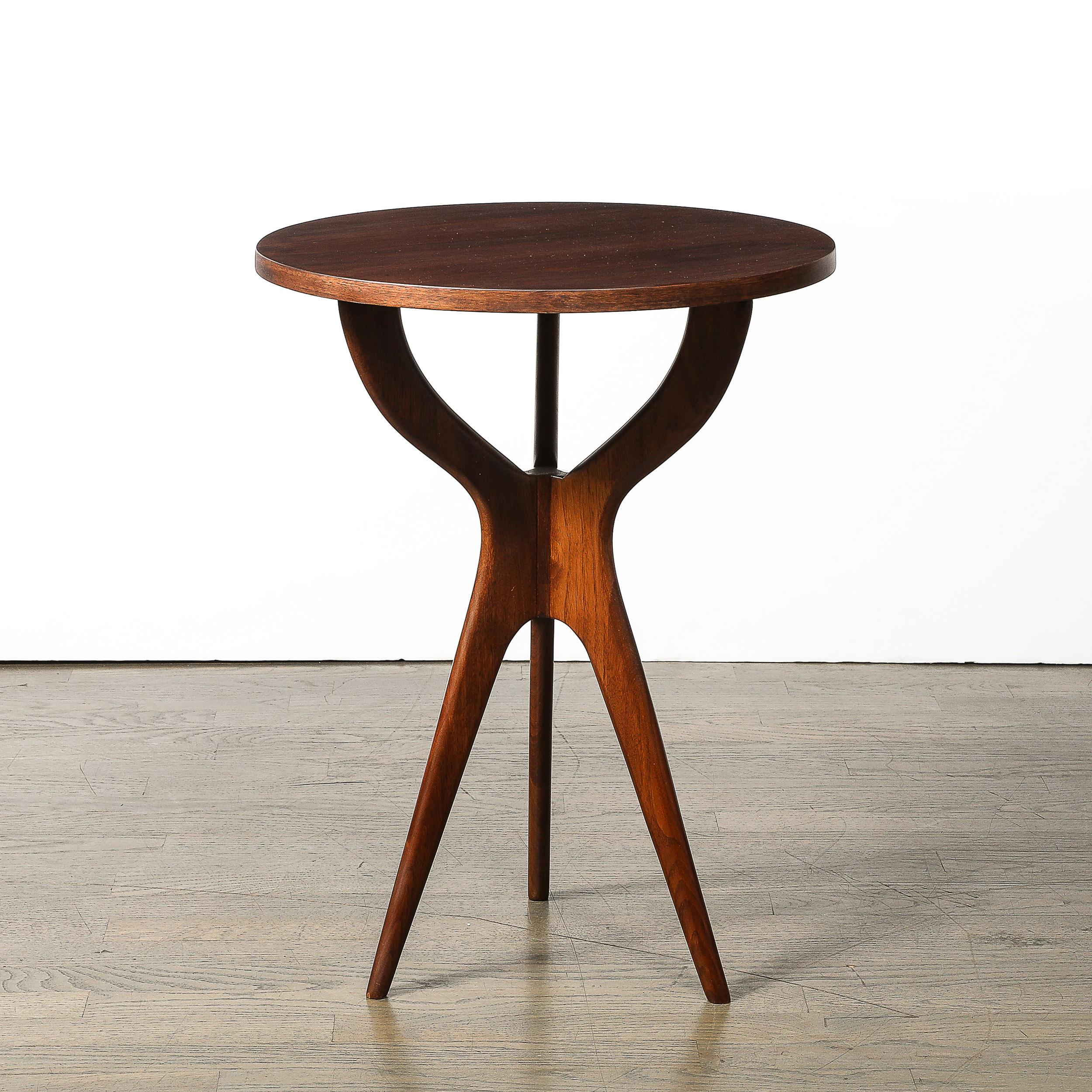 Table d'appoint sculpturale en noyer du milieu du siècle par Adrian Pearsall en vente 6