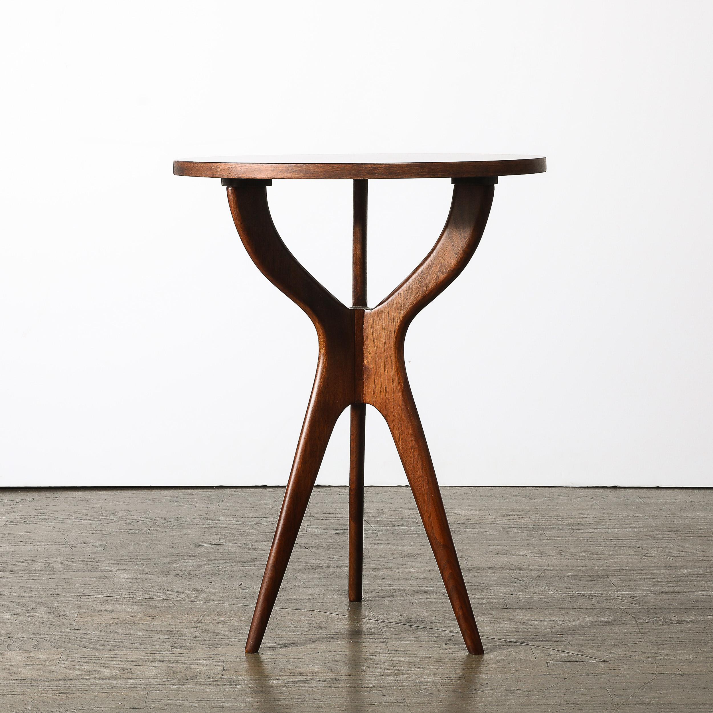 Table d'appoint sculpturale en noyer du milieu du siècle par Adrian Pearsall en vente 8