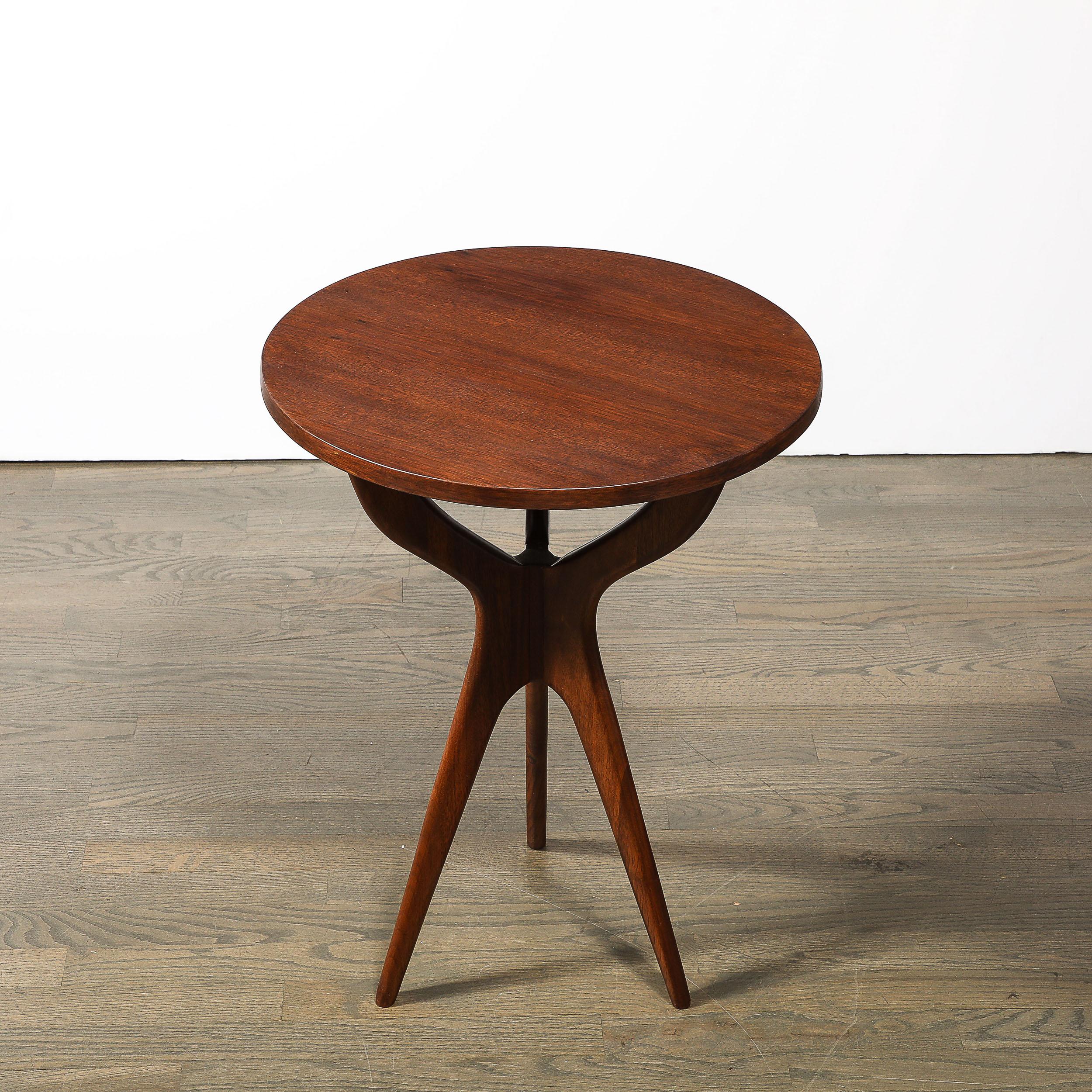 Cette table d'appoint sculpturale en noyer, d'Adrian Pearsal, de style moderne du milieu du siècle, est originaire des États-Unis, vers 1960. Cette pièce comporte trois magnifiques supports sculpturaux qui s'affinent vers l'intérieur où ils se