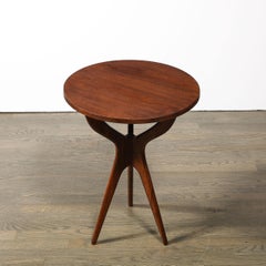 Mesa auxiliar escultórica de nogal modernista de mediados de siglo de Adrian Pearsall