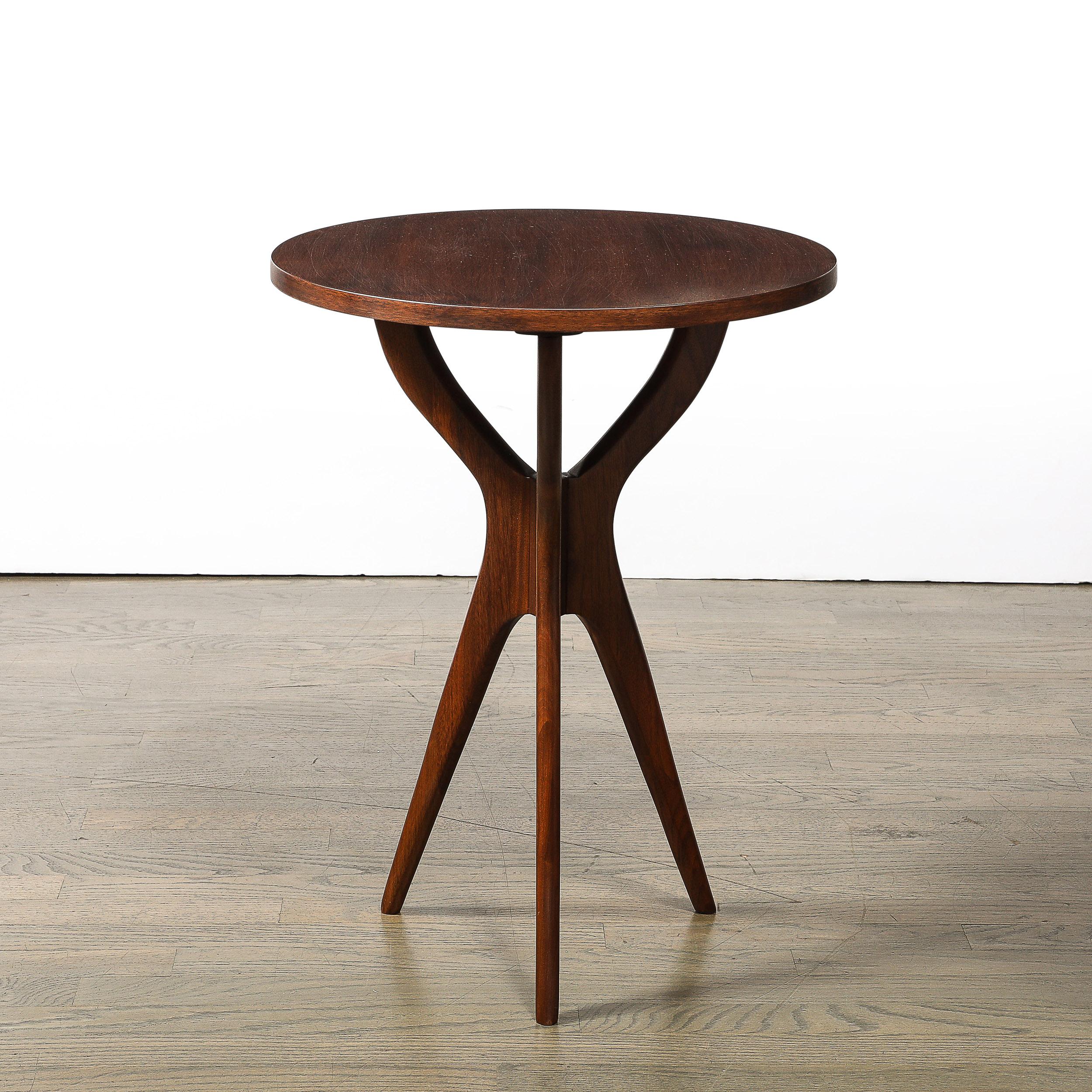 Mid-Century Modern Table d'appoint sculpturale en noyer du milieu du siècle par Adrian Pearsall en vente