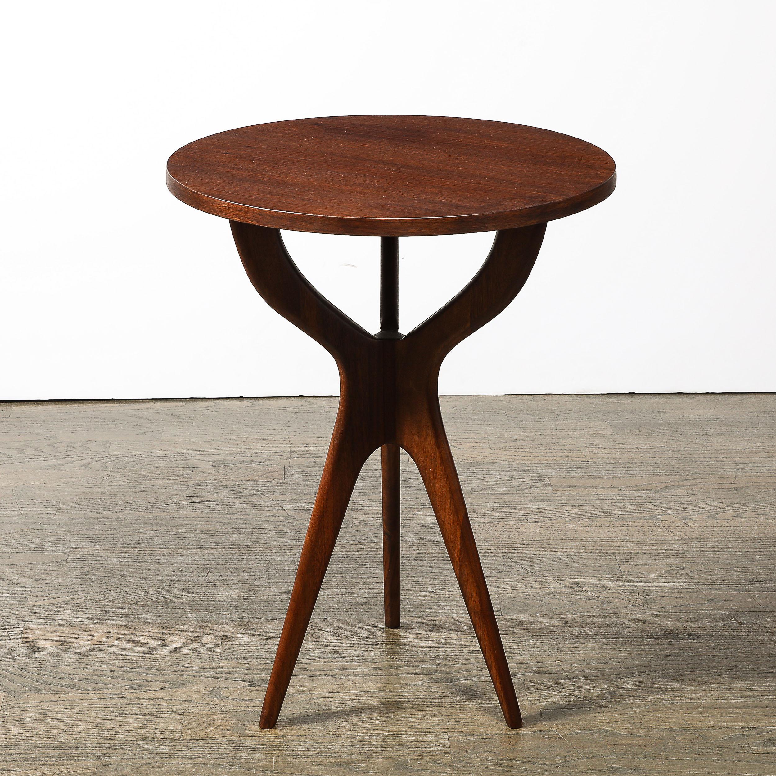 Table d'appoint sculpturale en noyer du milieu du siècle par Adrian Pearsall Excellent état - En vente à New York, NY