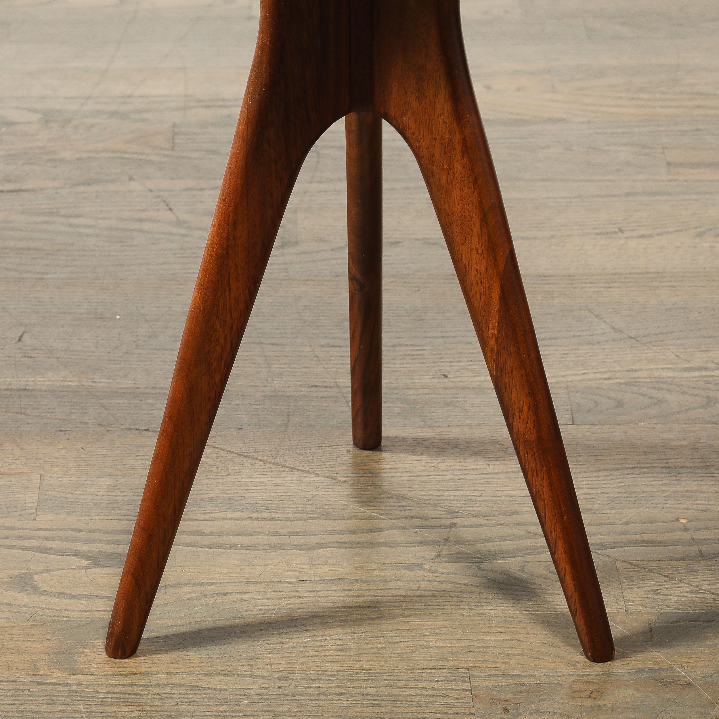 Milieu du XXe siècle Table d'appoint sculpturale en noyer du milieu du siècle par Adrian Pearsall en vente