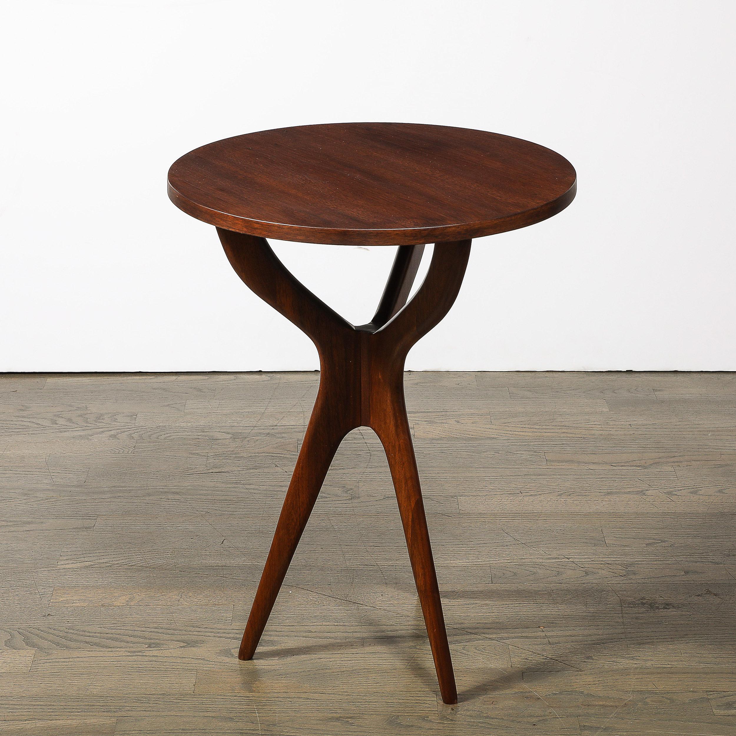 Noyer Table d'appoint sculpturale en noyer du milieu du siècle par Adrian Pearsall en vente