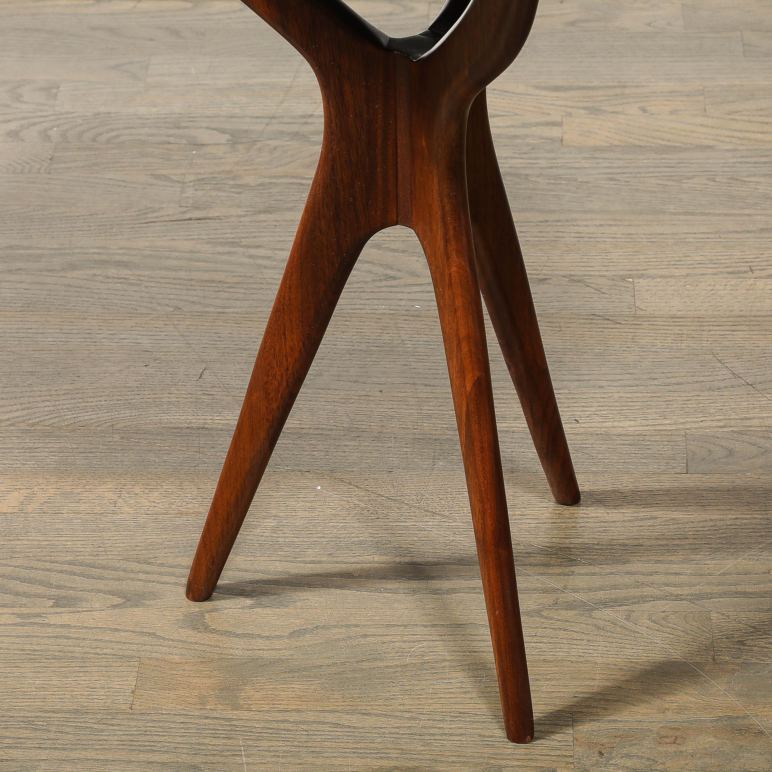 Table d'appoint sculpturale en noyer du milieu du siècle par Adrian Pearsall en vente 2