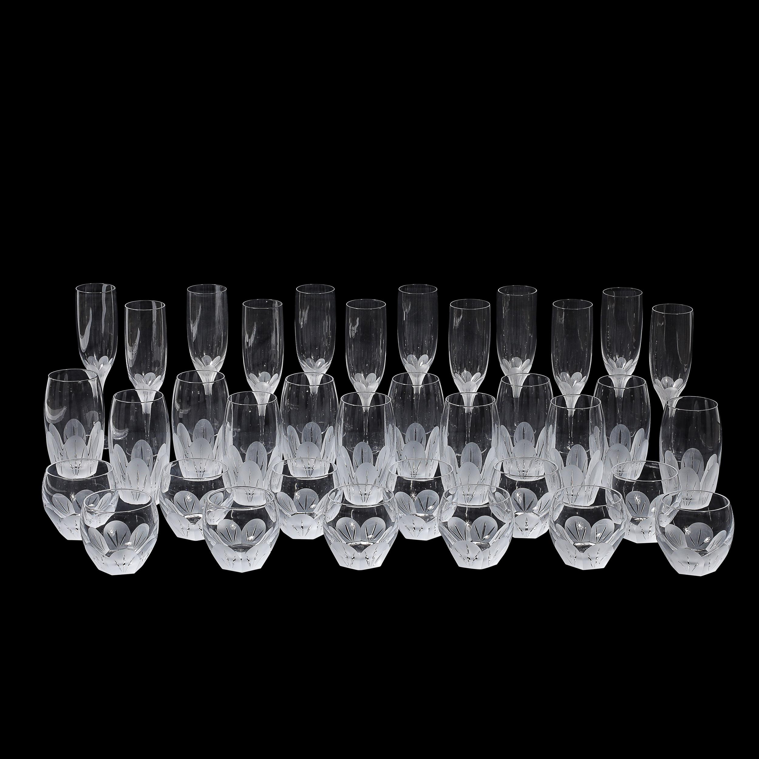Rehaussez votre collection de verres avec ce superbe service de verres en cristal taillé Sèvres Primavera, de style moderniste du milieu du siècle, fabriqué en France vers 1985. Cet ensemble exquis incarne l'élégance et la qualité du design moderne