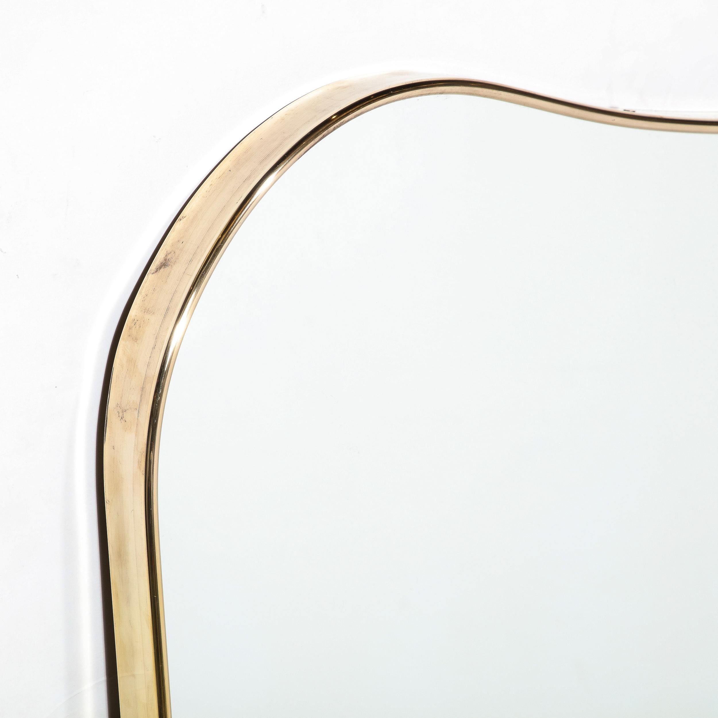 Mid-Century Modern Miroir en forme de bouclier en laiton poli de style moderne du milieu du siècle en vente