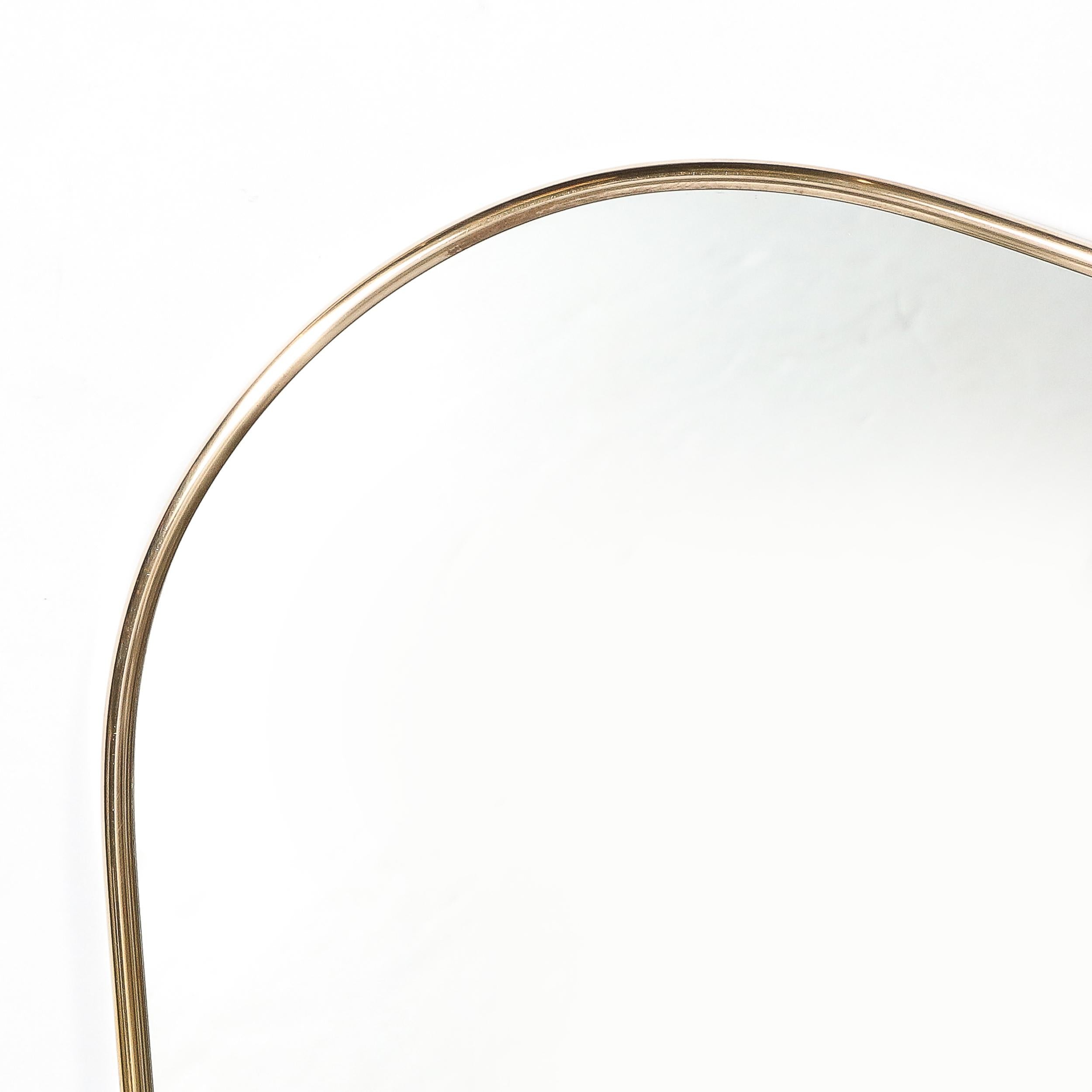 Laiton Miroir en forme de bouclier en laiton poli de style moderne du milieu du siècle en vente