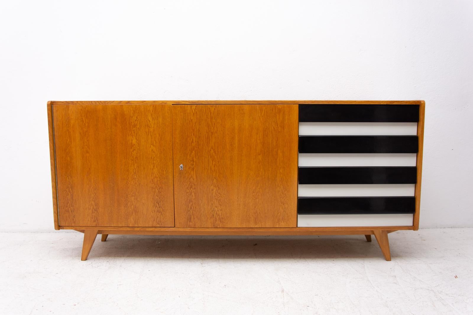 This Mid-Century Modernist sideboard no. U-460 was designed by the famous Czechoslovaka architect Jirí Jiroutek in 1958.
It was made in the former Czechoslovakia for Interiér Praha in the 1960s.
This model is associated with the world-famous EXPO