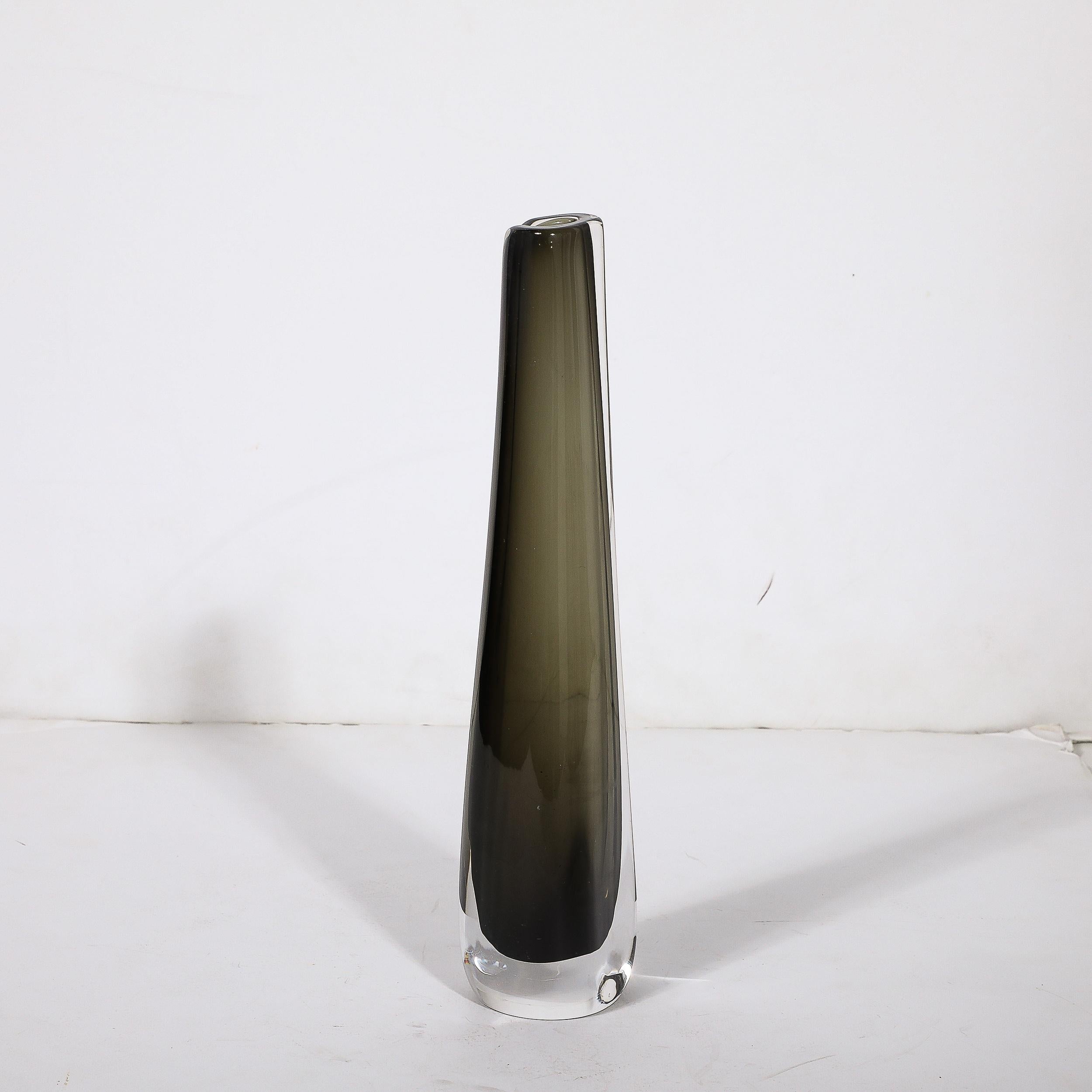 Vase en verre fumé élancé moderniste du milieu du siècle dernier de Nils Landberg pour Orrefors Excellent état - En vente à New York, NY