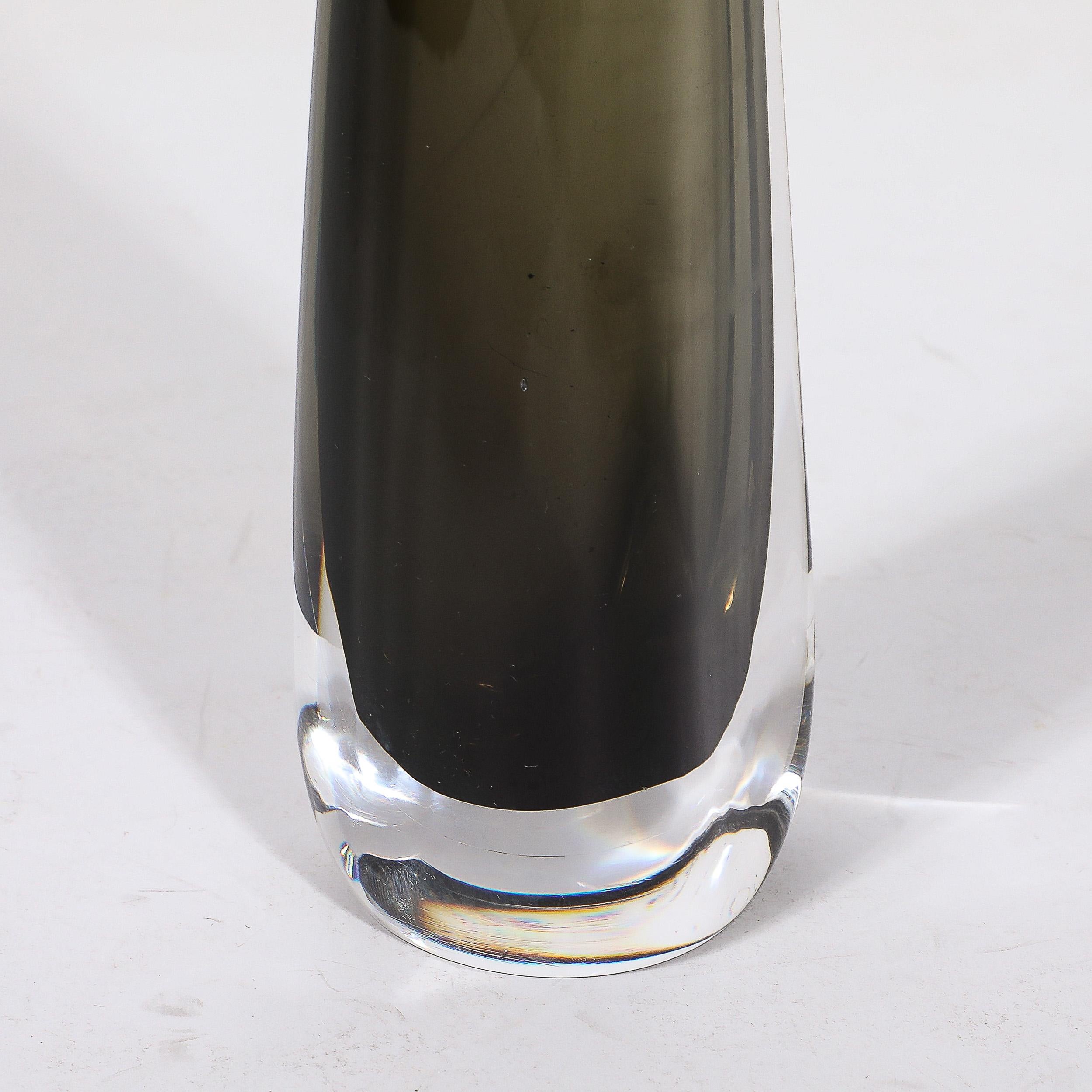 Milieu du XXe siècle Vase en verre fumé élancé moderniste du milieu du siècle dernier de Nils Landberg pour Orrefors en vente