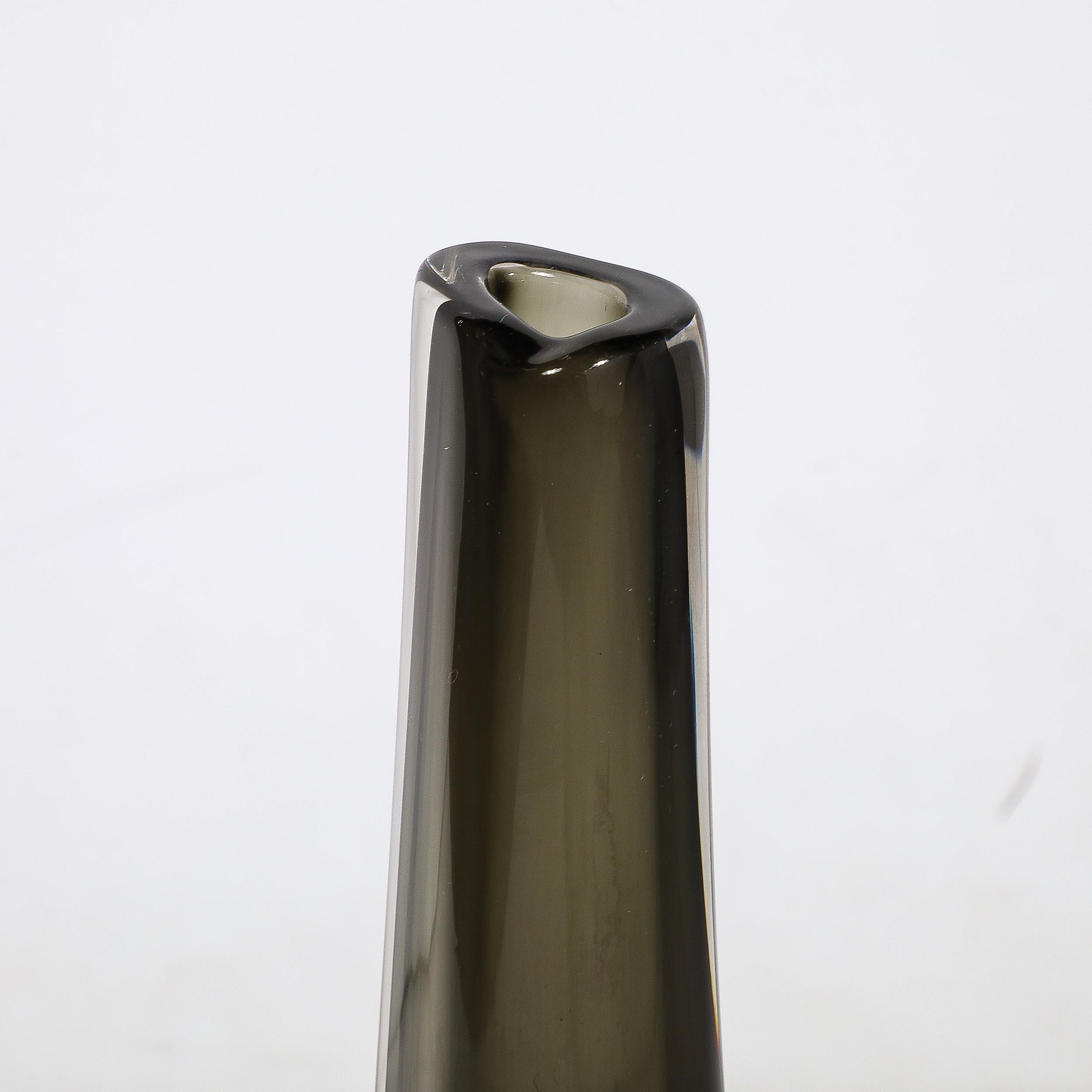 Schlanke Mid-Century-Modern-Vase aus Rauchglasvase von Nils Landberg für Orrefors (Geblasenes Glas) im Angebot