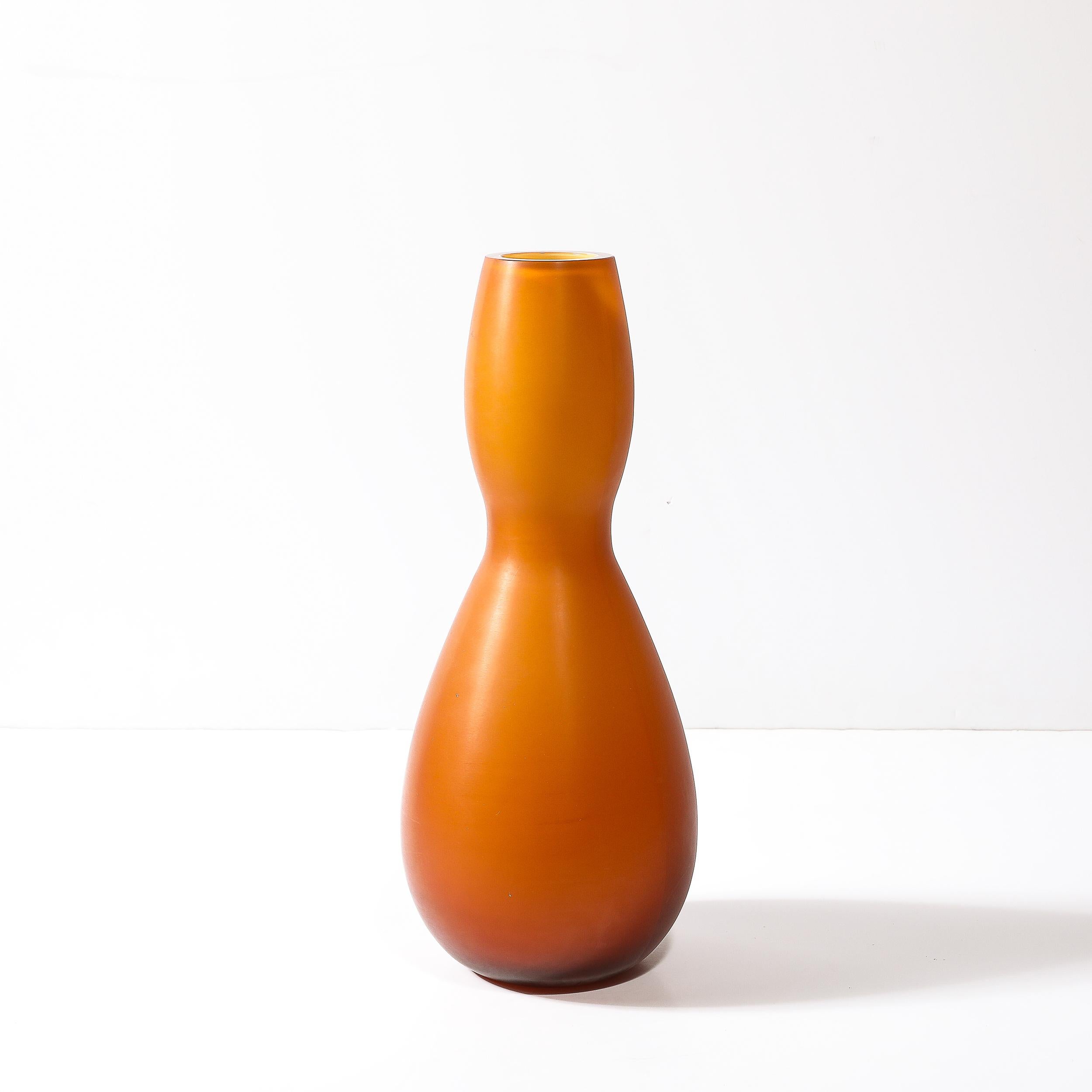 Diese schöne und auffällige Vase aus mundgeblasenem Murano-Glas in geräuchertem Bernstein von Venini stammt aus der zweiten Hälfte des 20. Jahrhunderts in Italien. Die Vase hat eine spitz zulaufende, minimalistische, organische Form mit einer