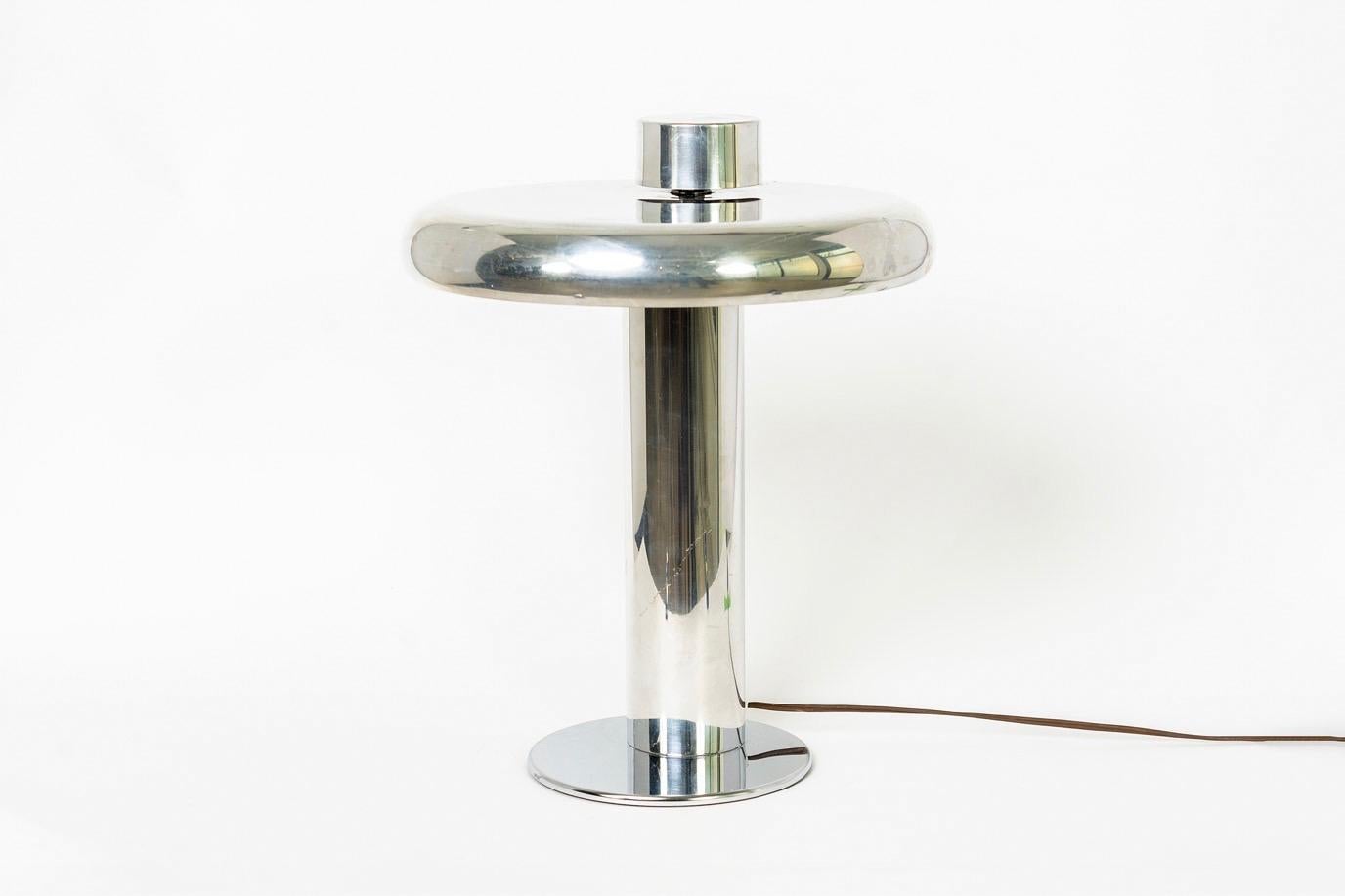 This vintage Mid-Century Modern Robert Sonneman (attributed) table lamp is circa 1970. The clean, modernist design features a circular polished aluminum shade on a tubular steel base. 

Dimensions:
W 12 3/4” x D 12 3/4” x H 16”
Base diameter 7