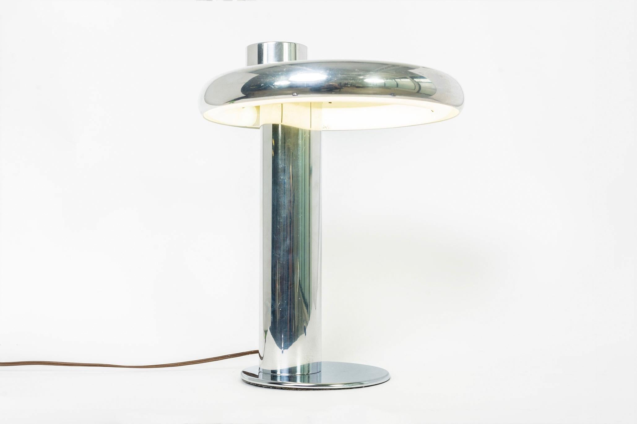 Mid-Century Modernist Sonneman Attributed Polished Aluminum Table Lamp In Good Condition For Sale In Detroit, MI