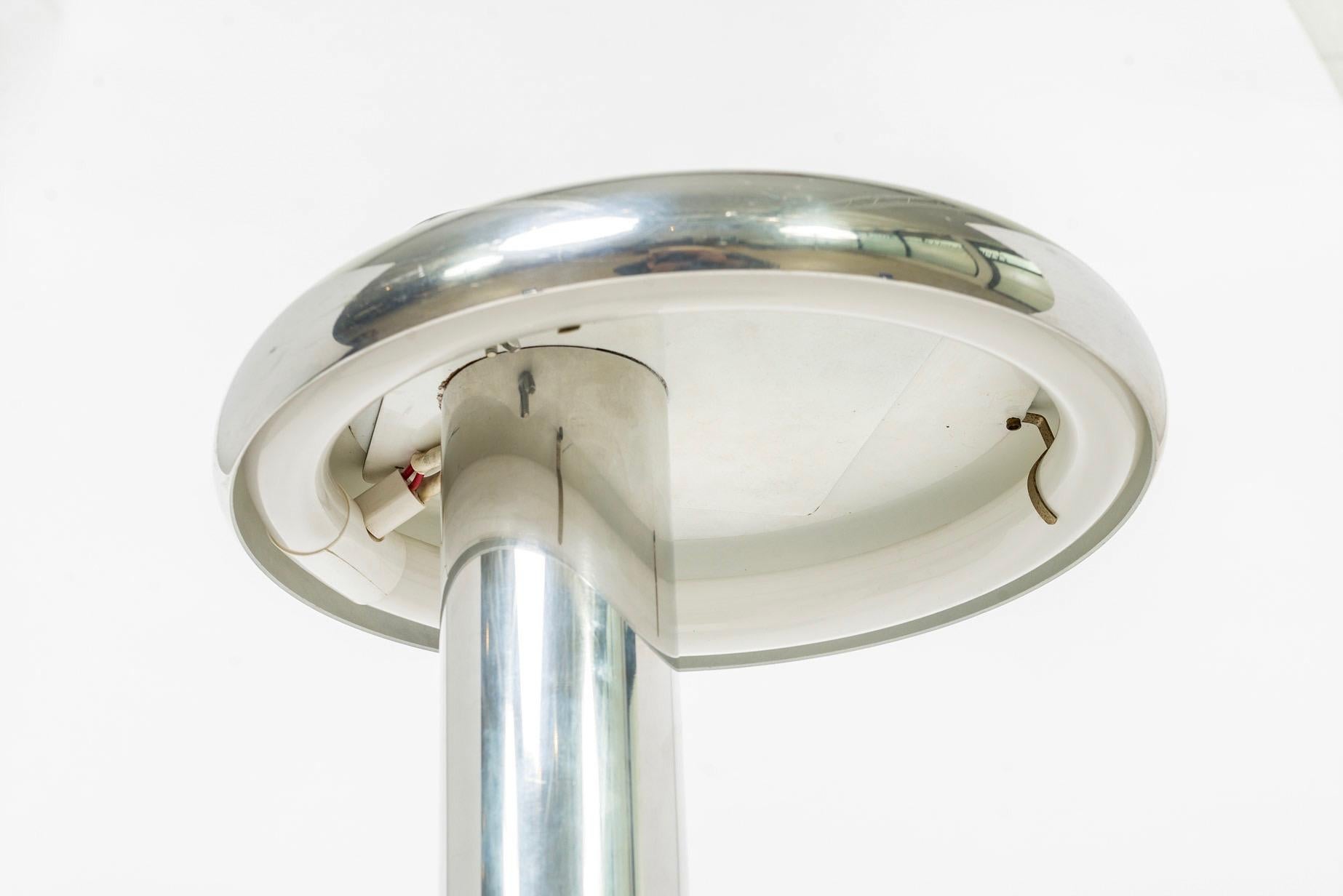 Mid-Century Modernist Sonneman Attributed Polished Aluminum Table Lamp For Sale 2