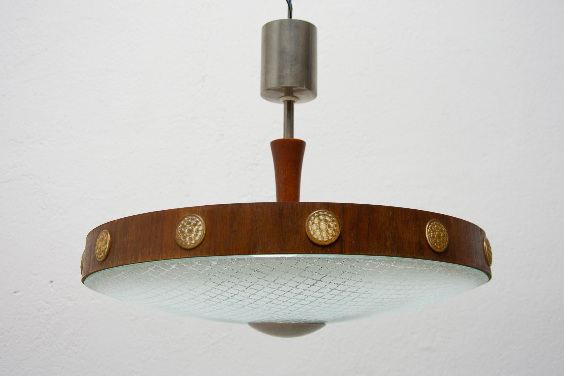 Mid century pendant “UFO”, 1960´s. Material: wood, glass, plastic, chrome. Works with three E27 bulbs.
In very good condition, it has no defects, but it may show slight traces of use.

Lampshade: 9 cm.